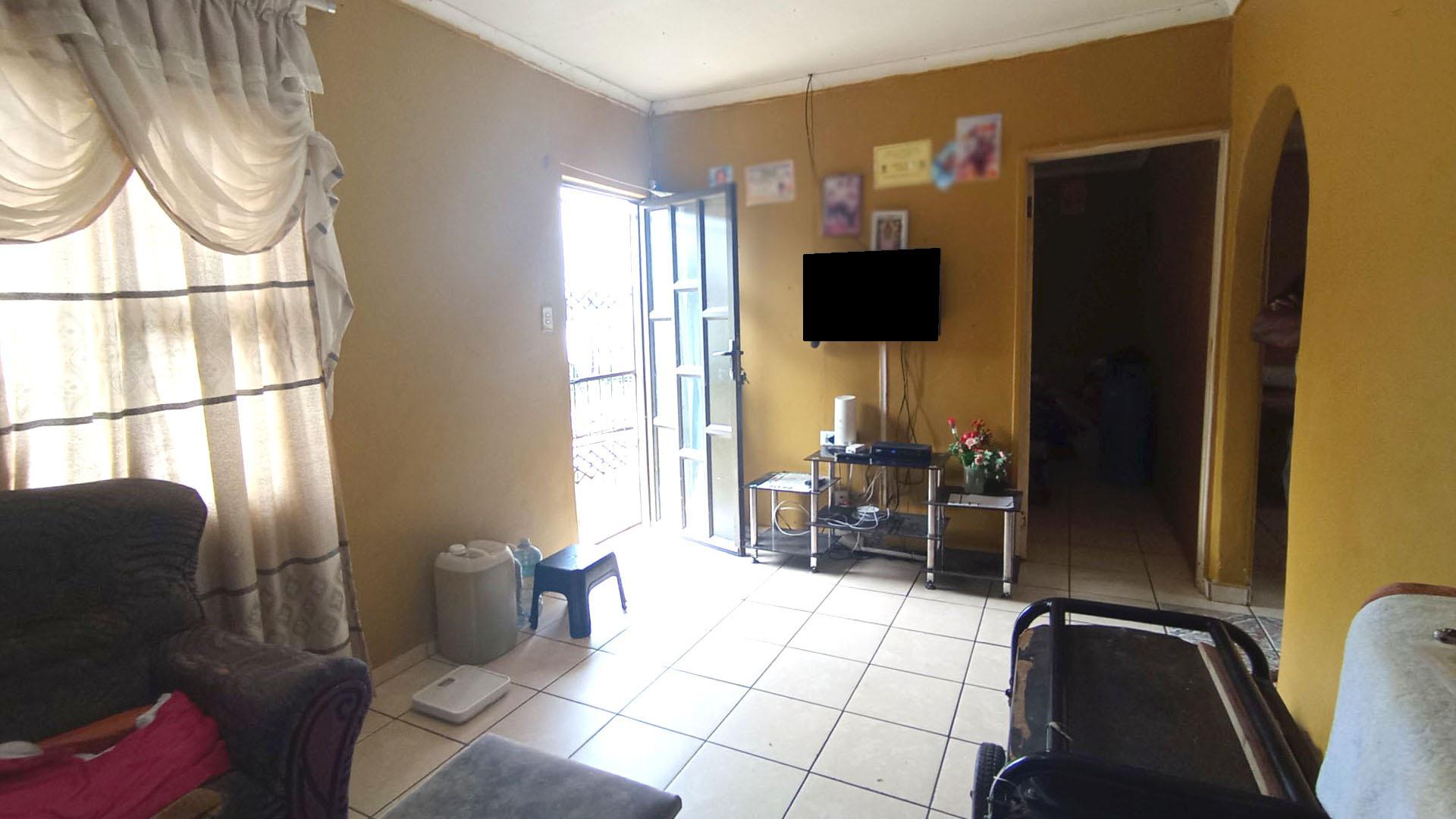 Lounges - 18 square meters of property in Kwandengezi