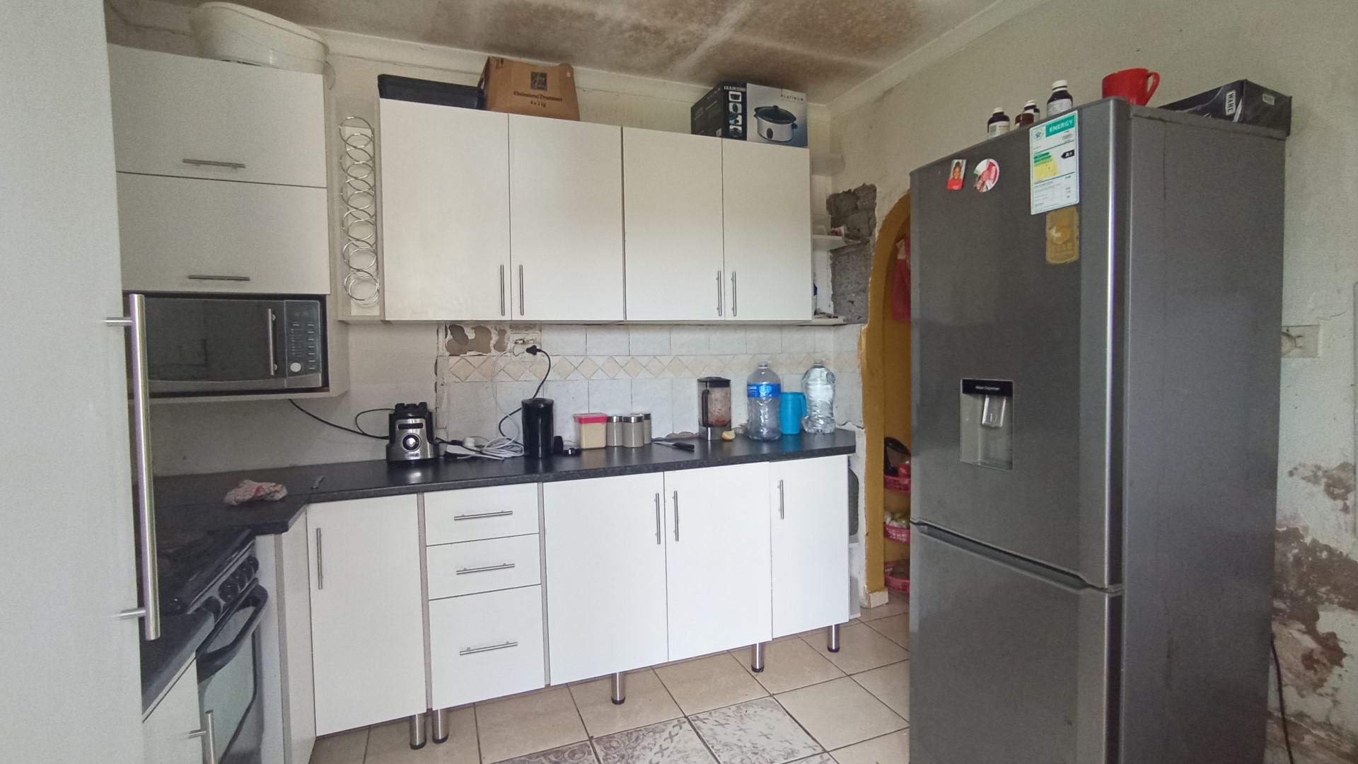 Kitchen - 11 square meters of property in Kwandengezi