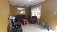Lounges - 18 square meters of property in Kwandengezi