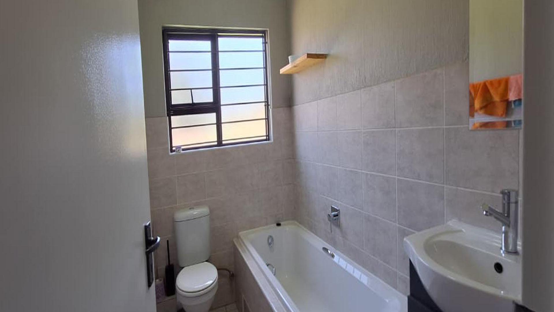 Bathroom 1 - 6 square meters of property in Bergbron