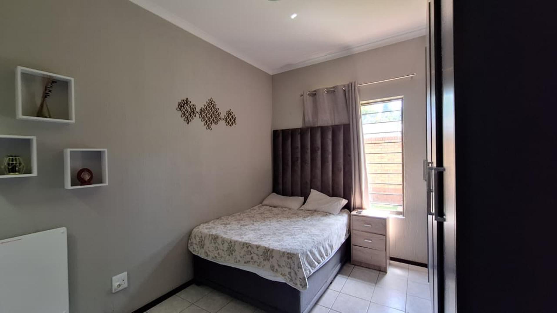 Bed Room 1 - 16 square meters of property in Bergbron