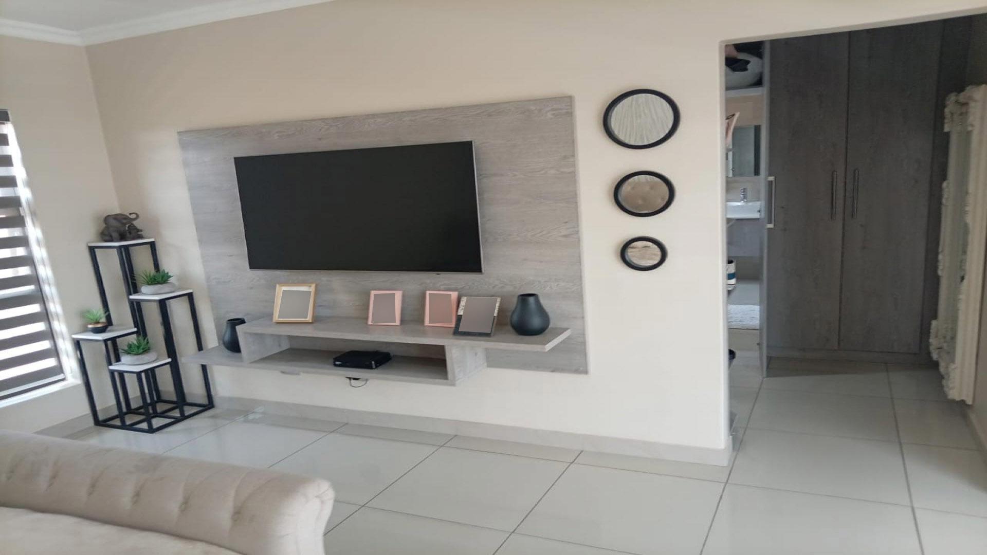 Bed Room 1 of property in Boardwalk Manor Estate