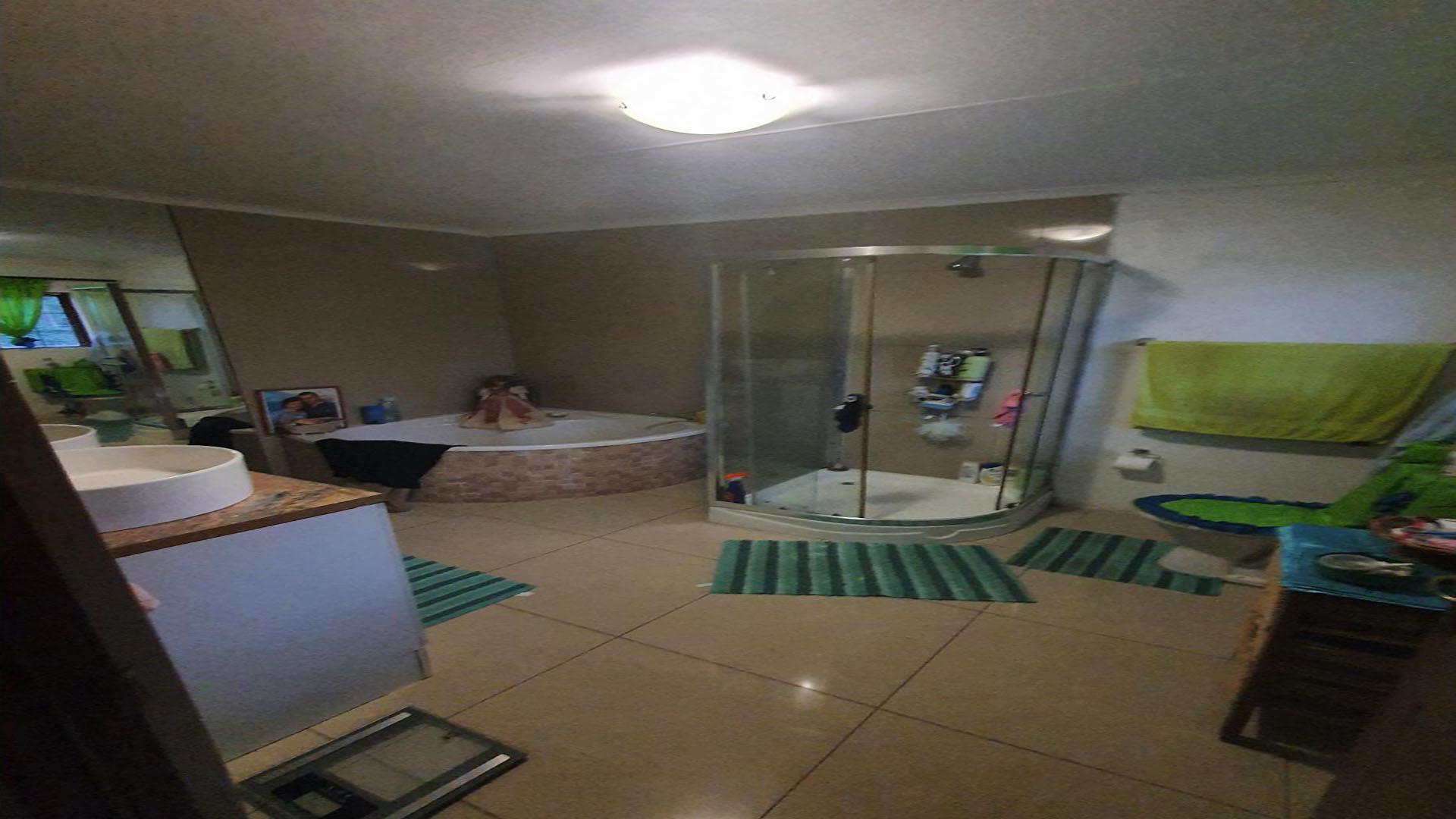 Main Bathroom of property in Sonheuwel