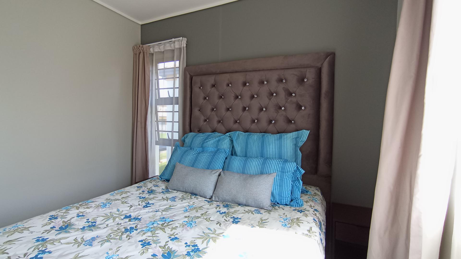 Bed Room 1 - 10 square meters of property in Lotus Gardens