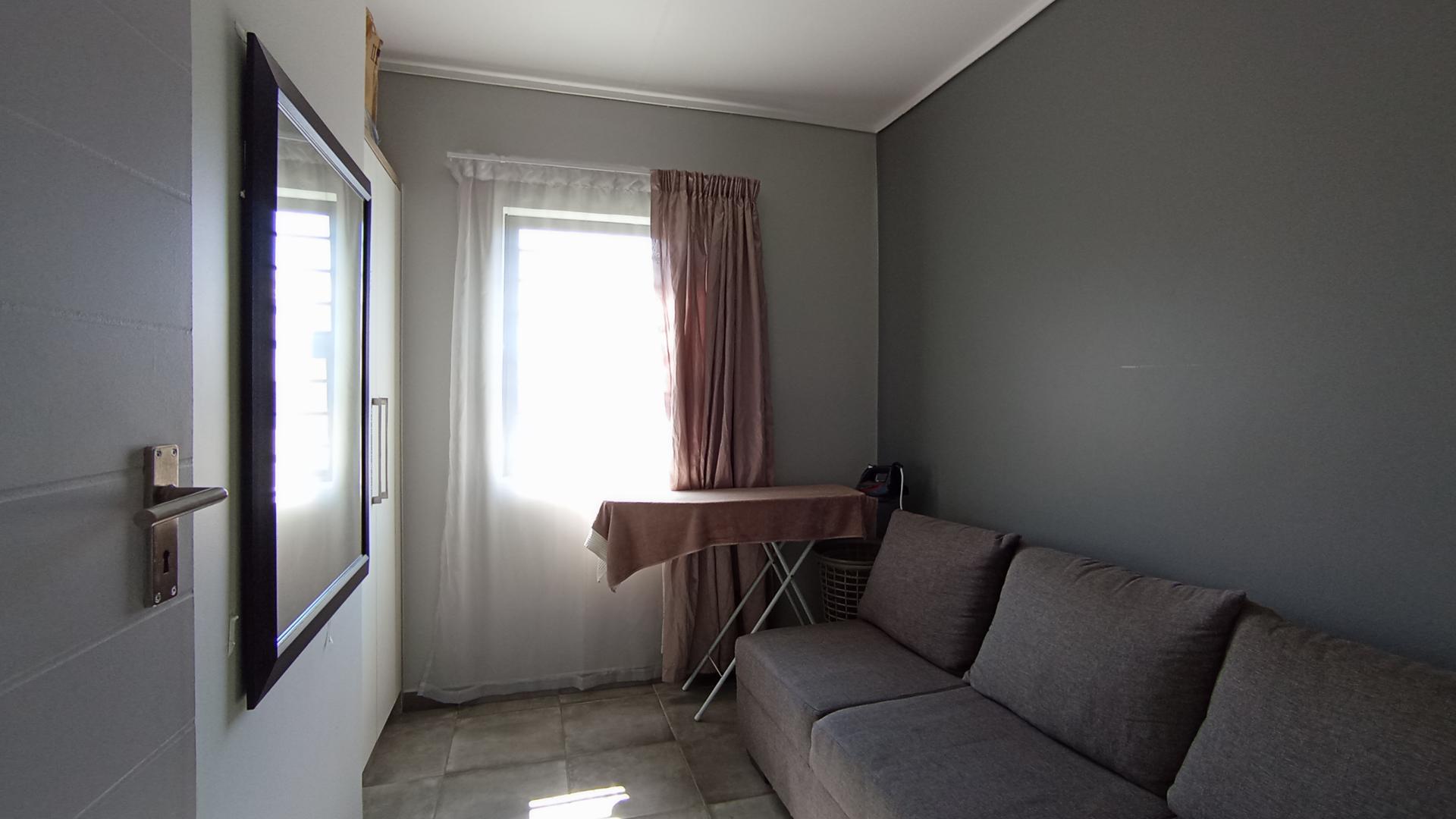 Bed Room 2 - 8 square meters of property in Lotus Gardens