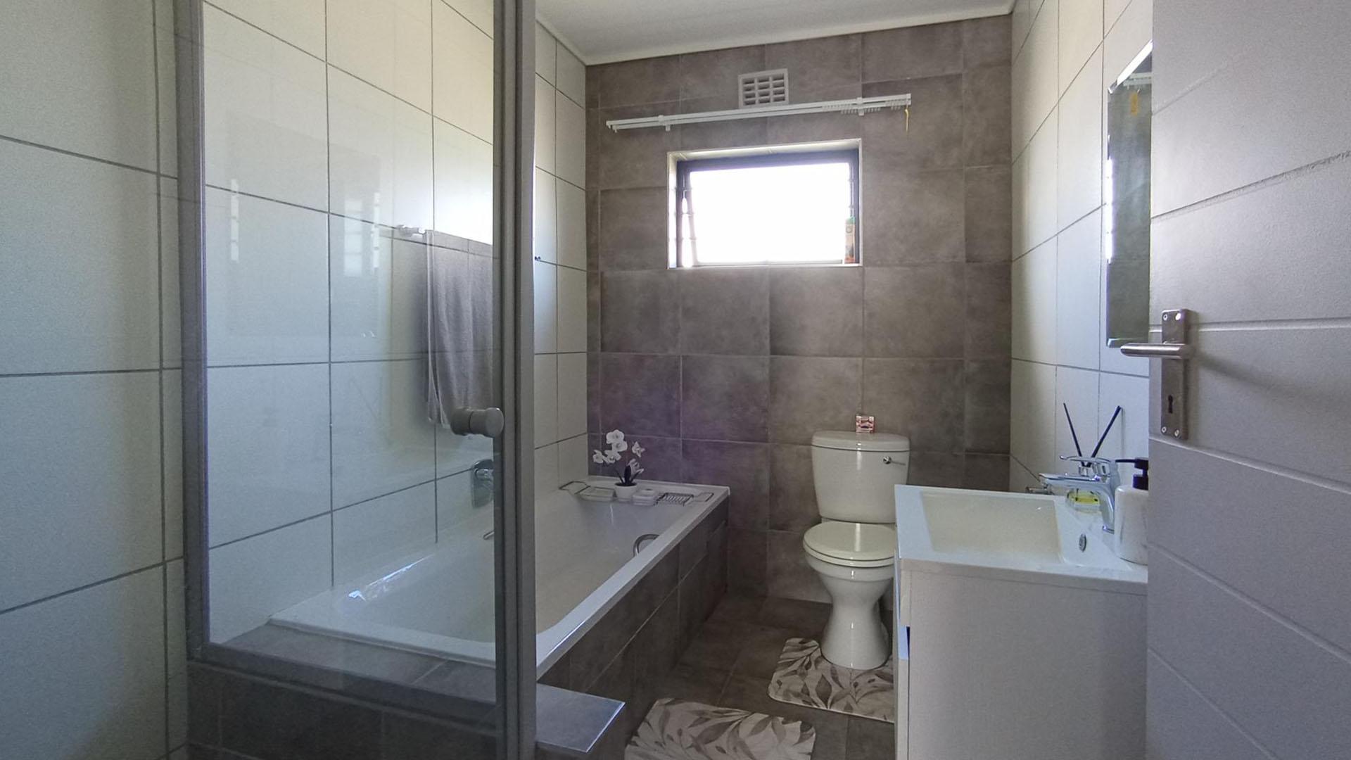 Bathroom 1 - 6 square meters of property in Lotus Gardens