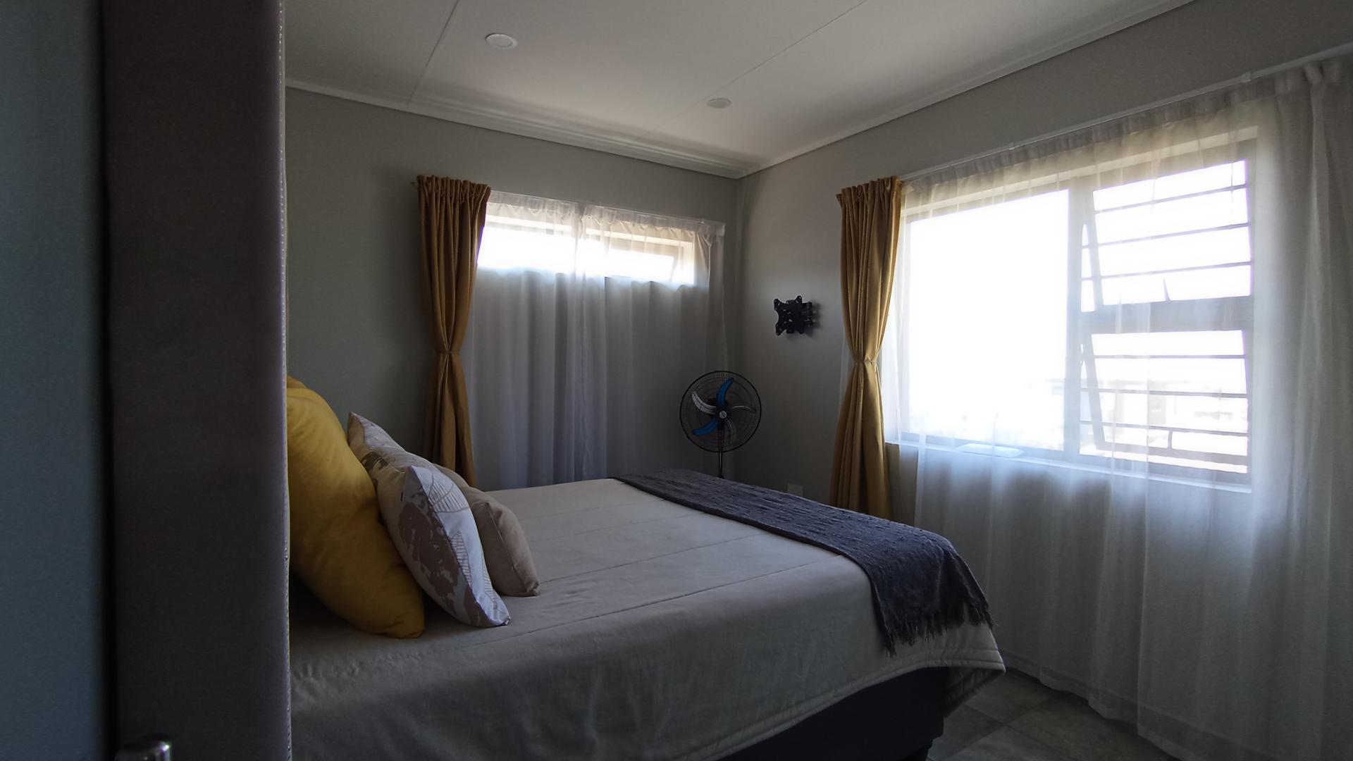 Main Bedroom - 14 square meters of property in Lotus Gardens