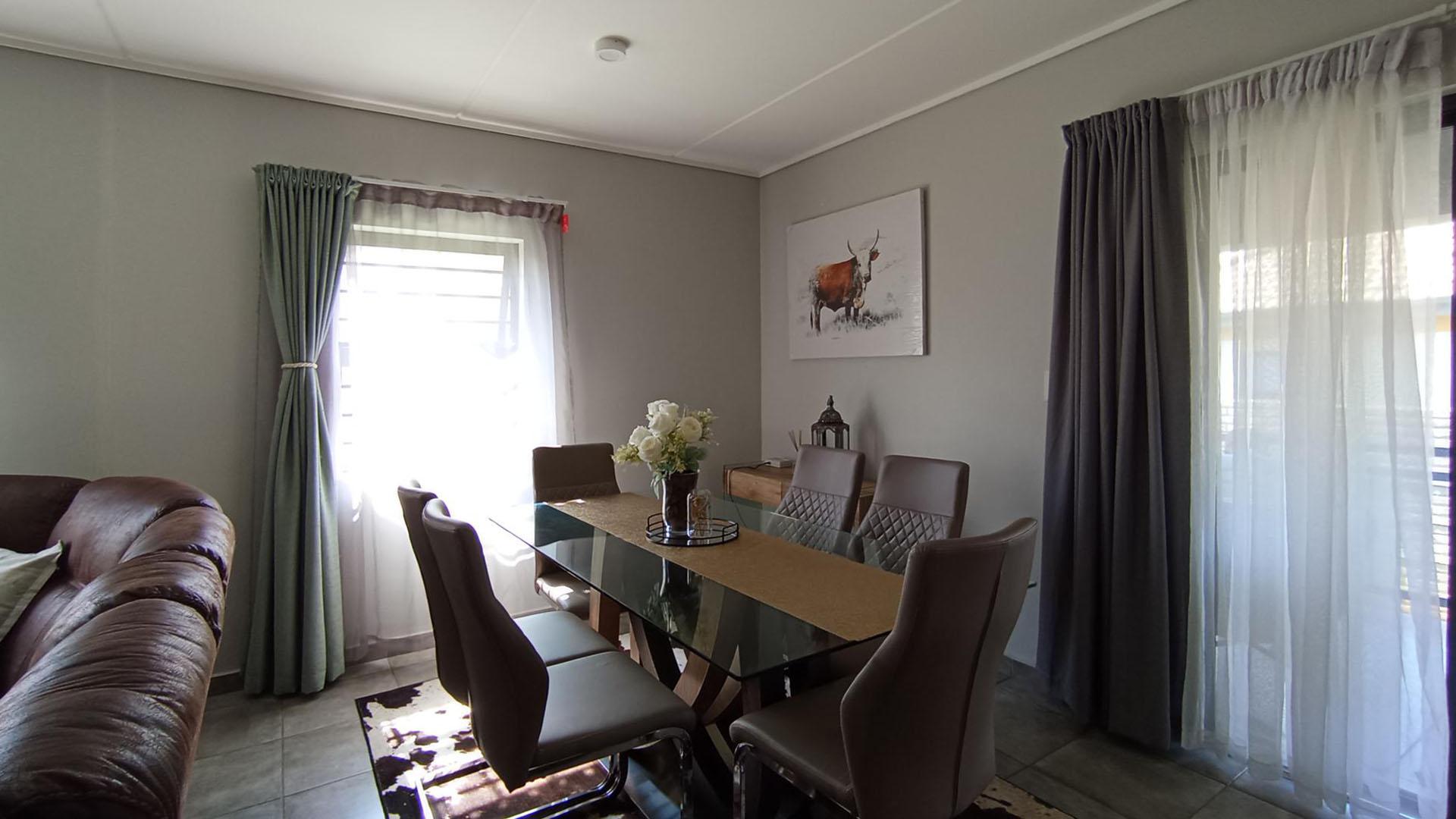 Dining Room - 12 square meters of property in Lotus Gardens