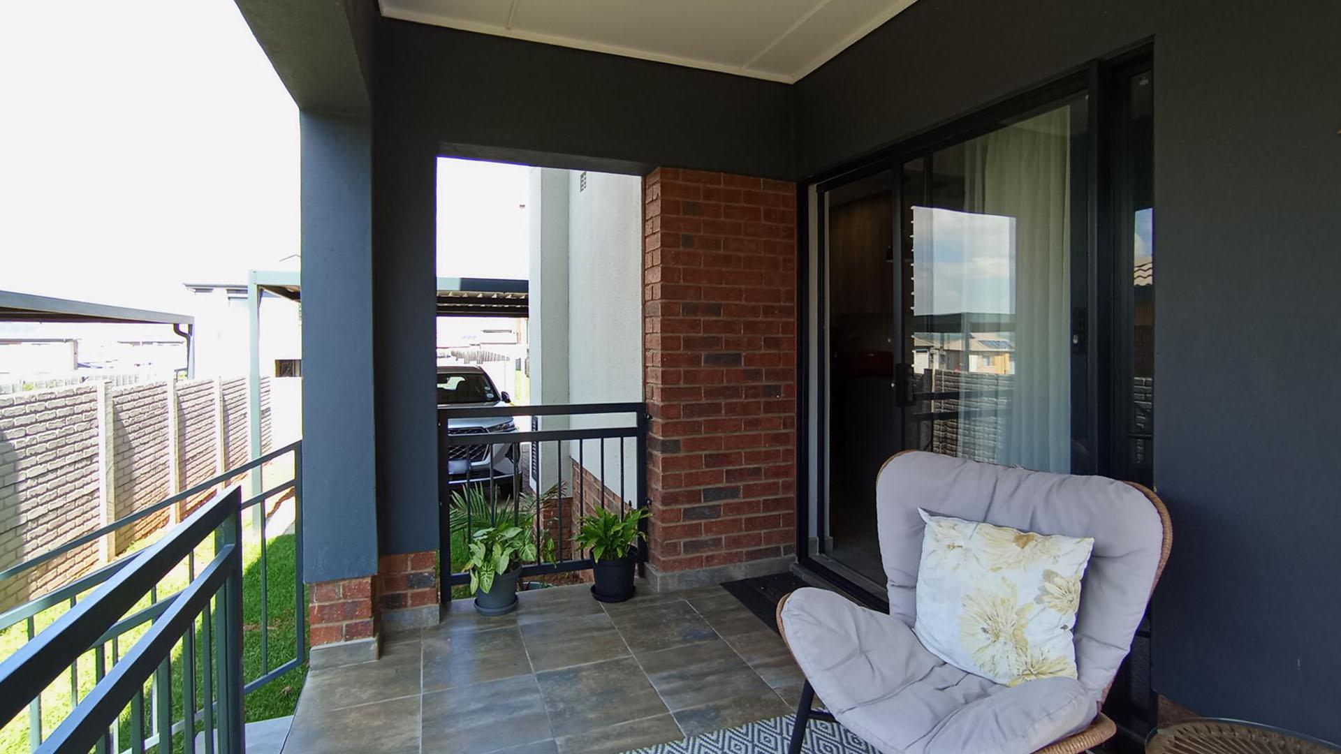 Patio - 10 square meters of property in Lotus Gardens