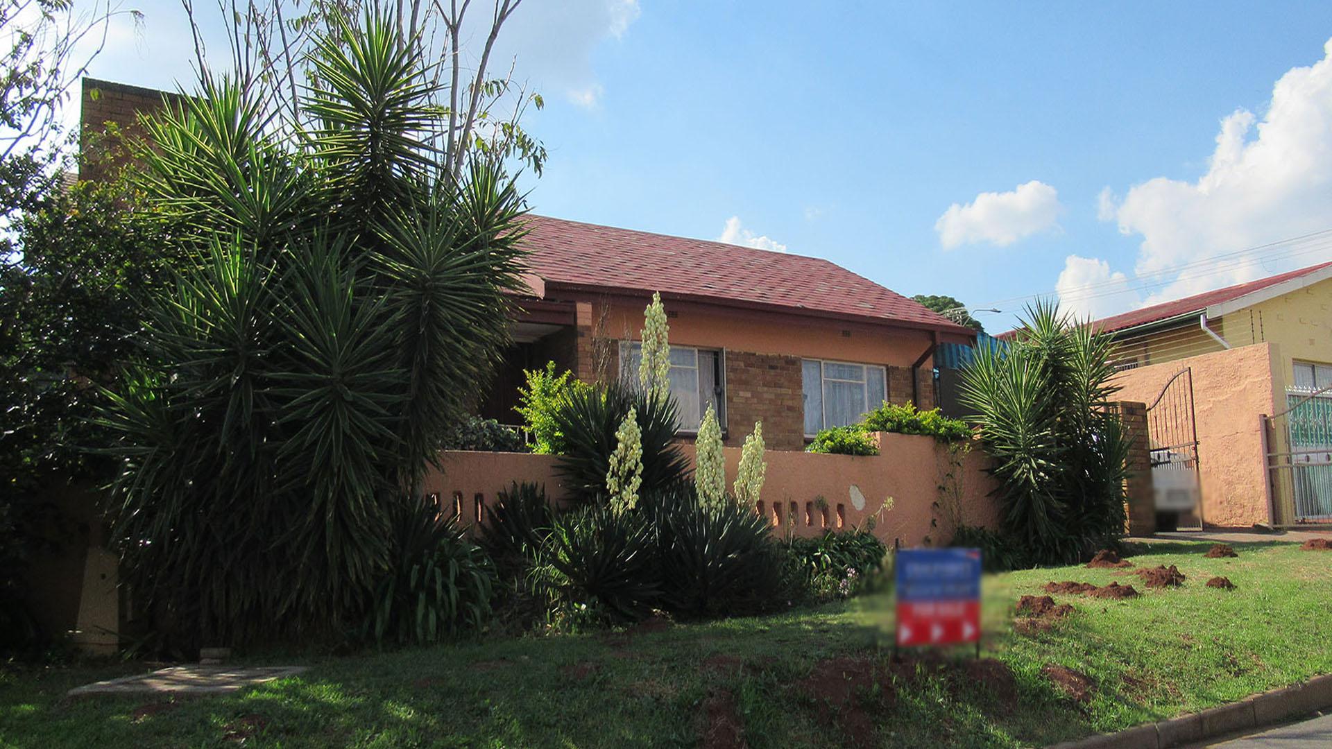 Front View of property in Bosmont