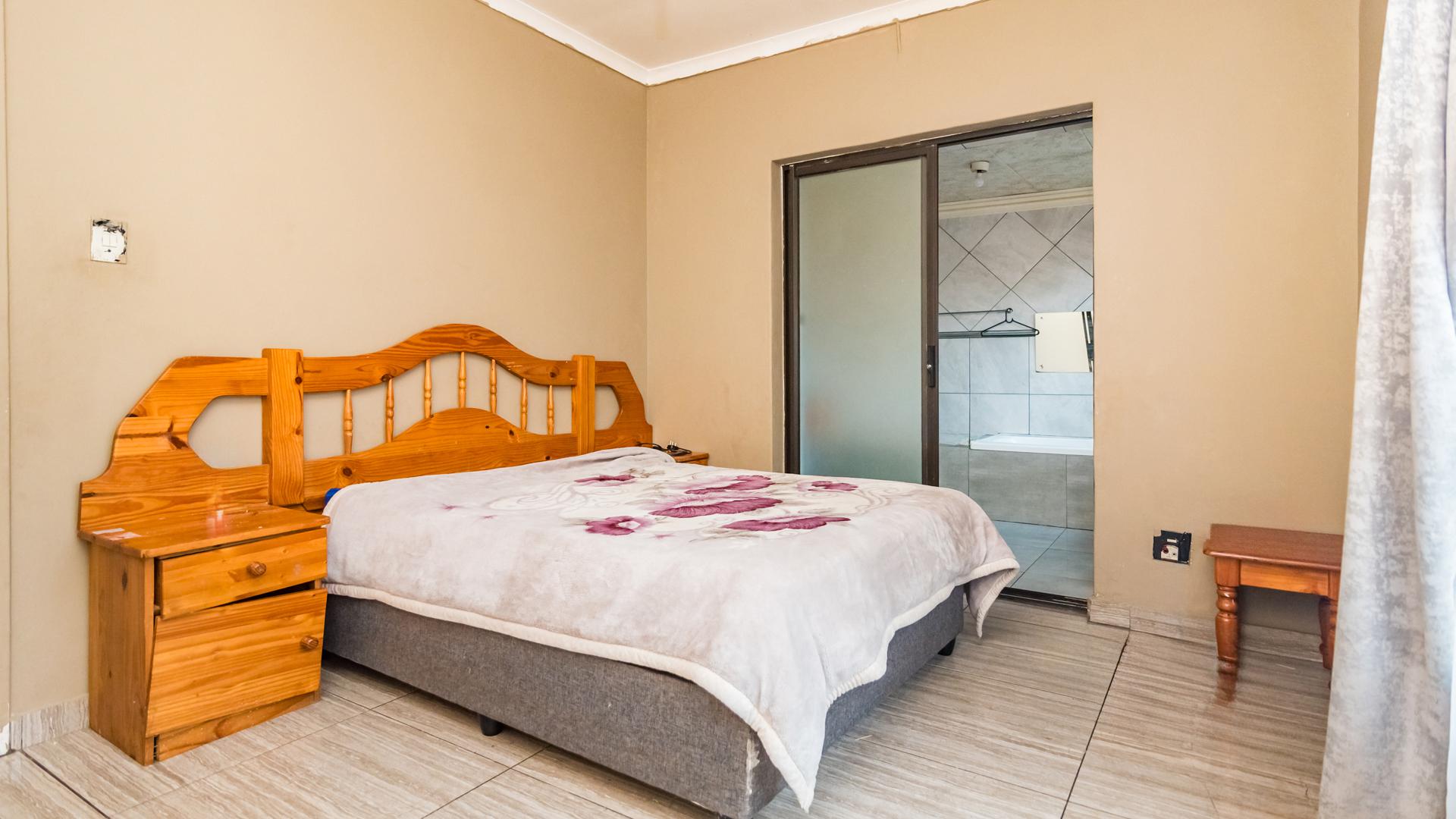 Main Bedroom of property in Bosmont