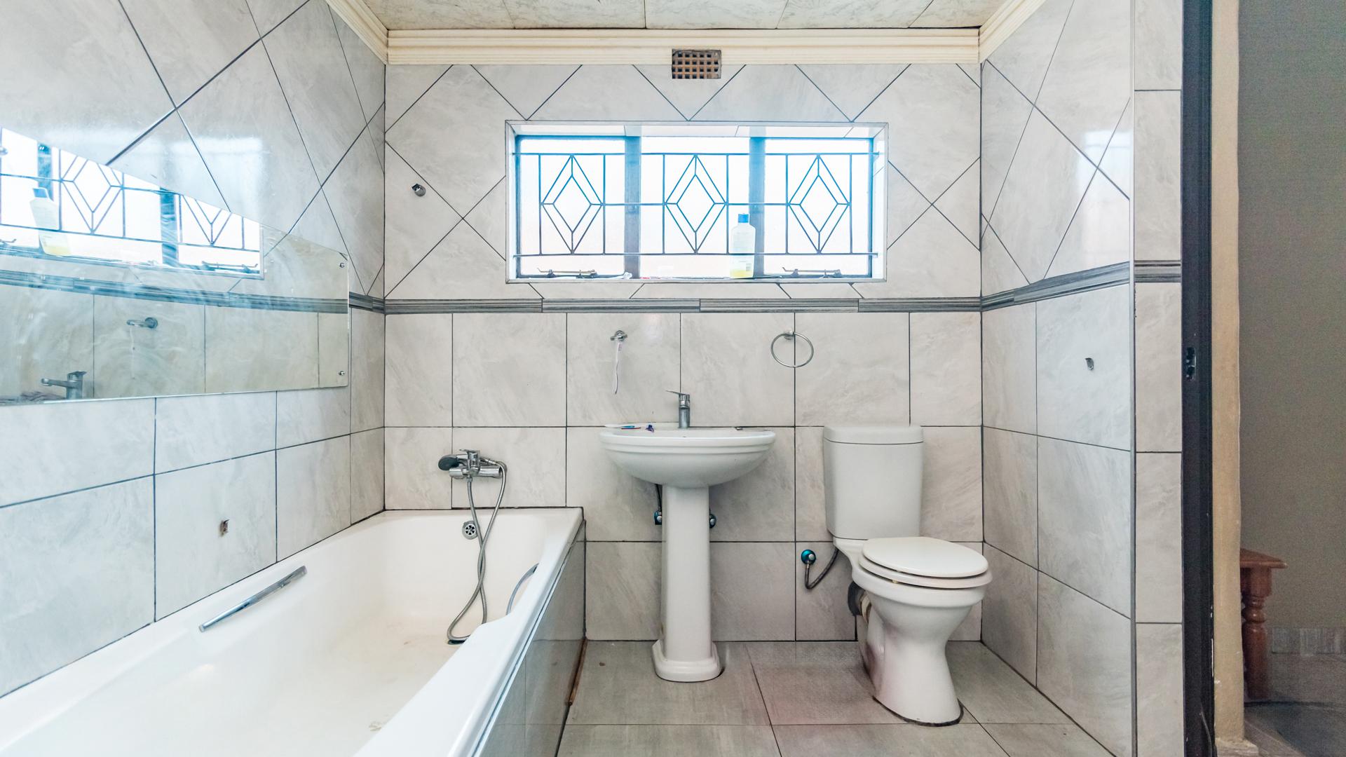Main Bathroom of property in Bosmont