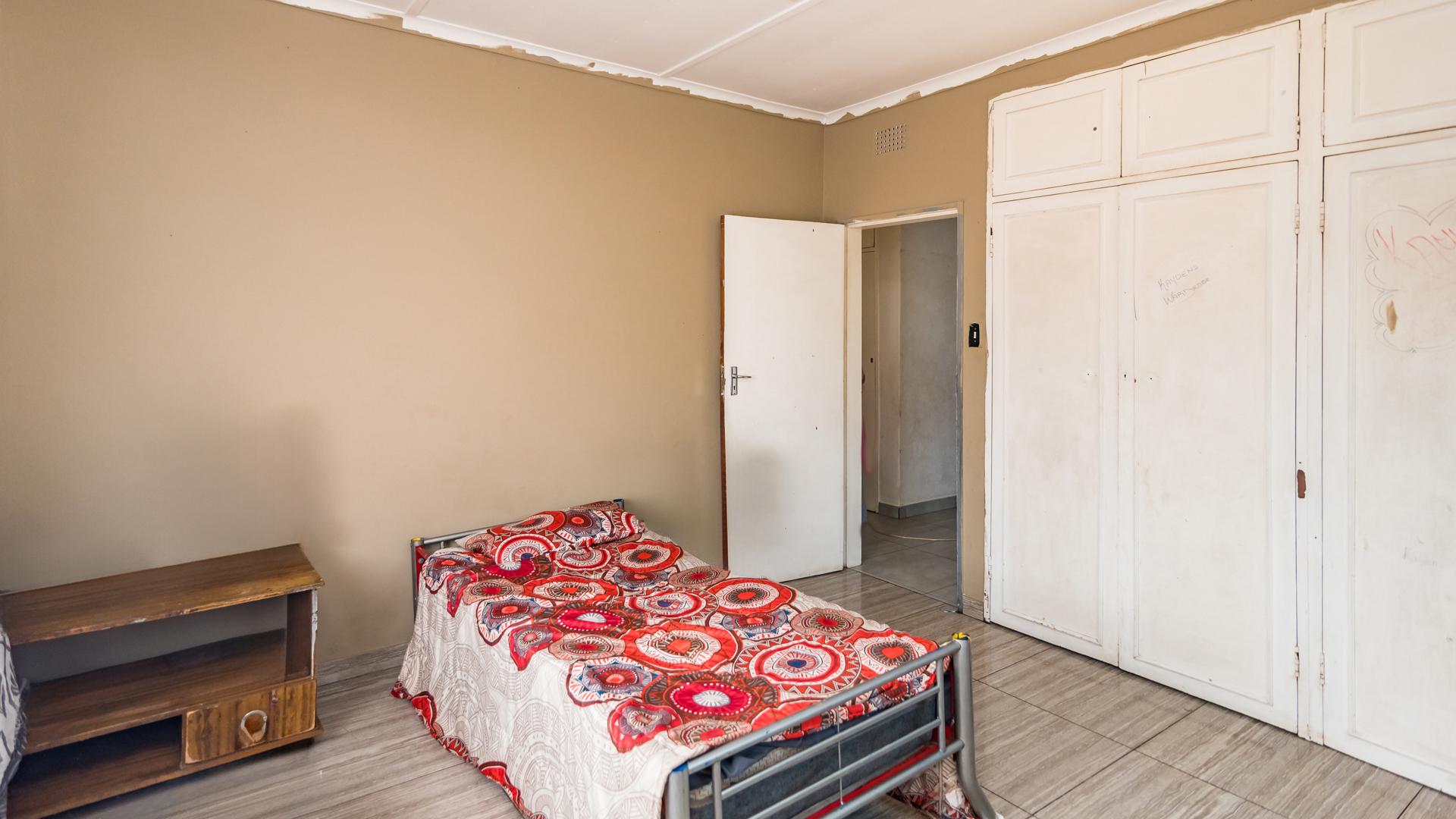 Bed Room 1 of property in Bosmont