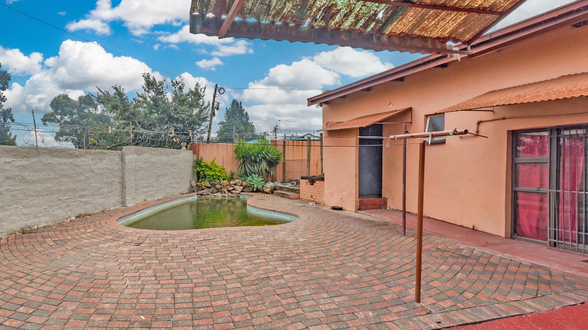 Backyard of property in Bosmont