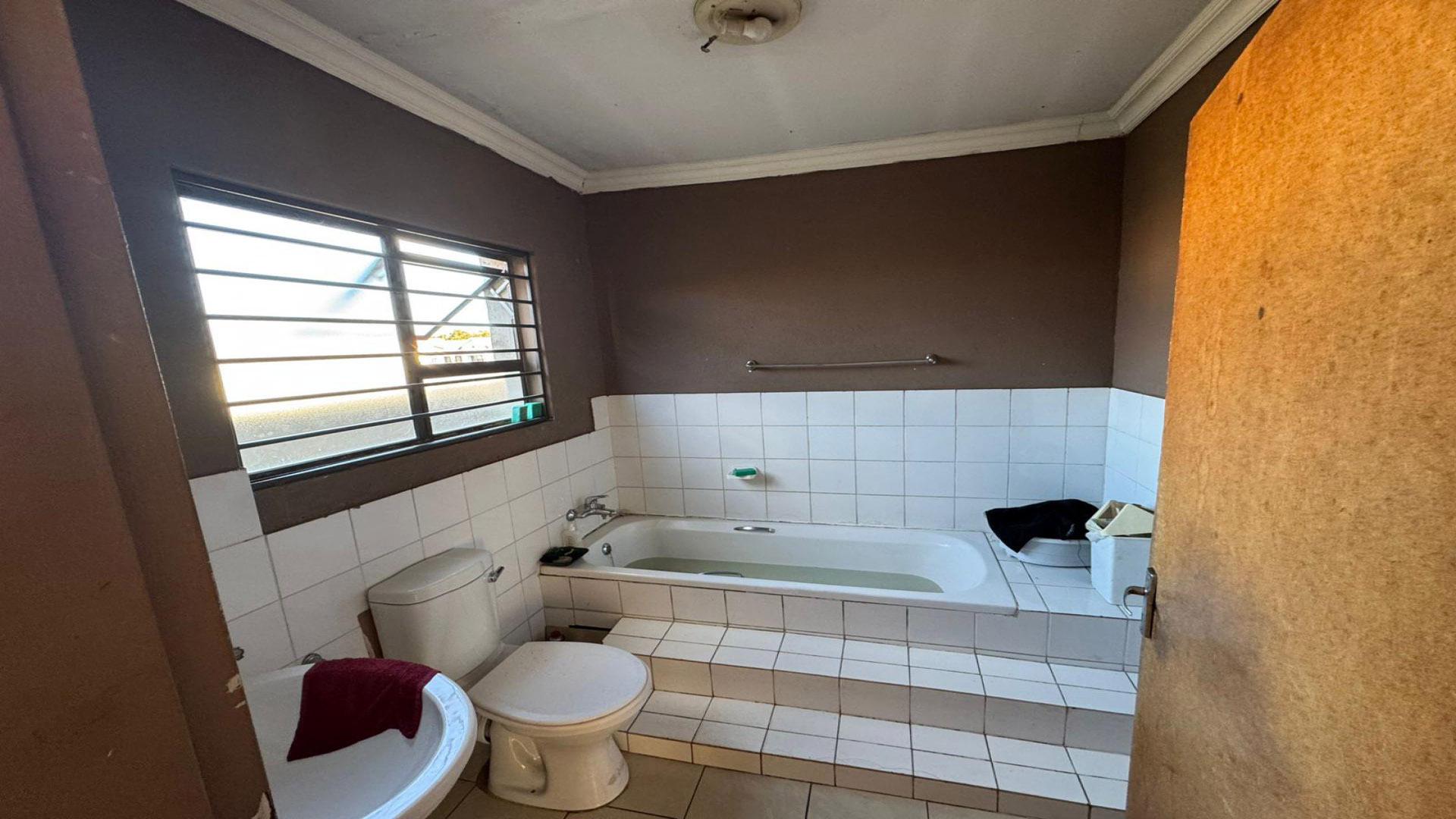 Bathroom 1 of property in Mondeor