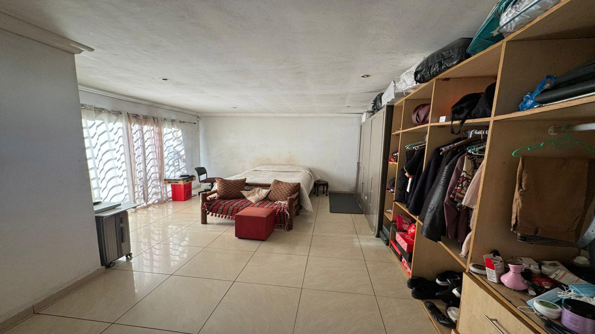 Bed Room 1 of property in Mondeor