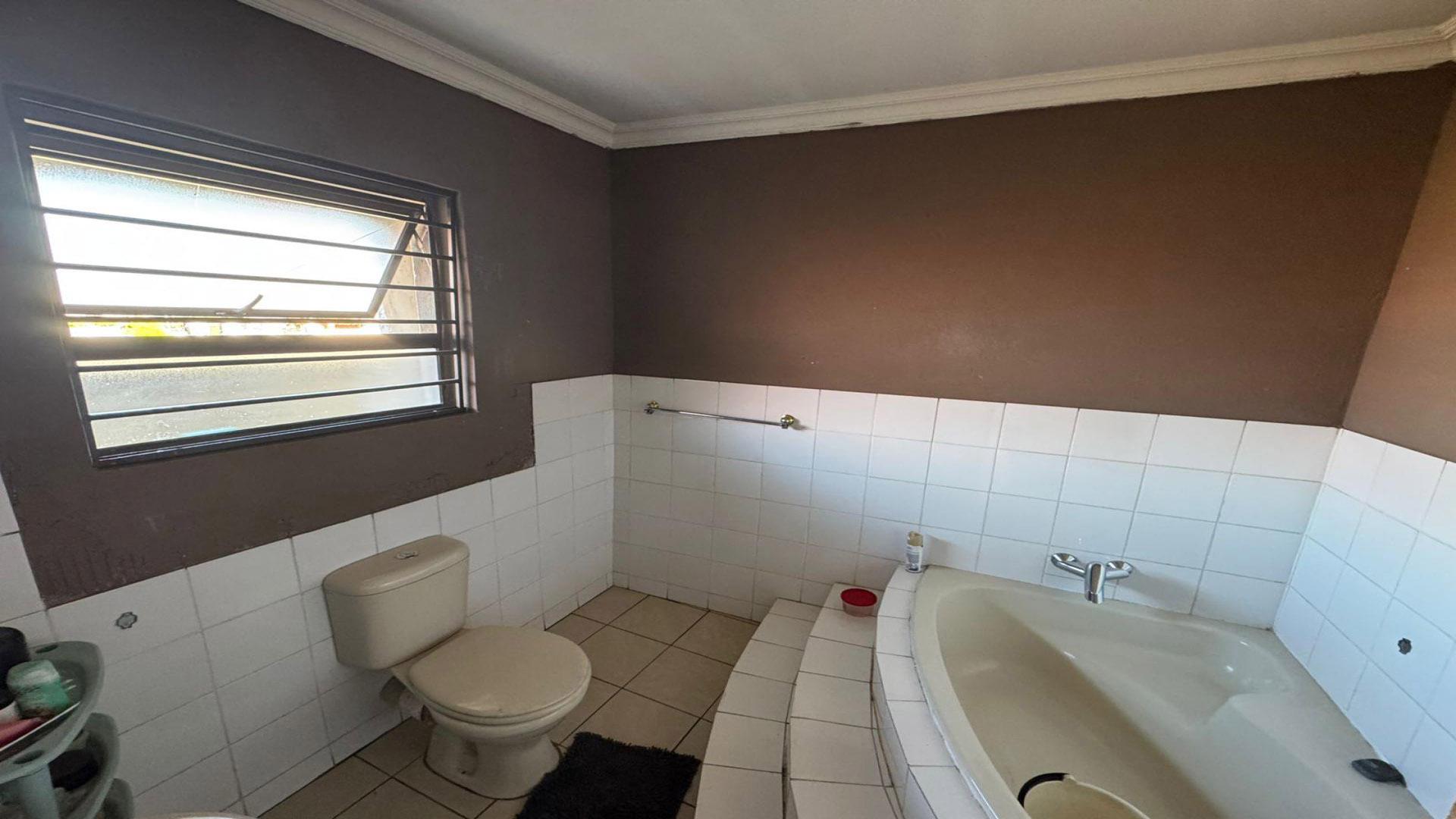 Bathroom 2 of property in Mondeor