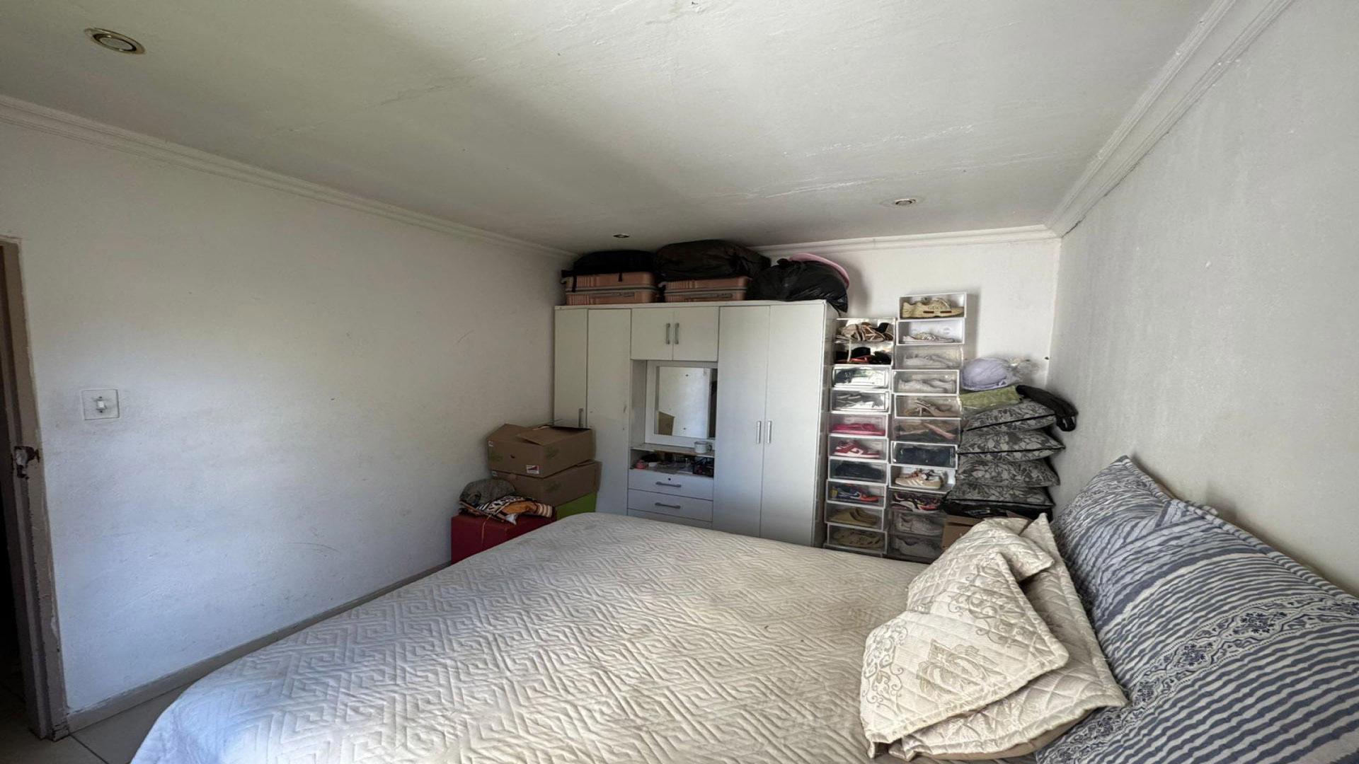 Bed Room 3 of property in Mondeor