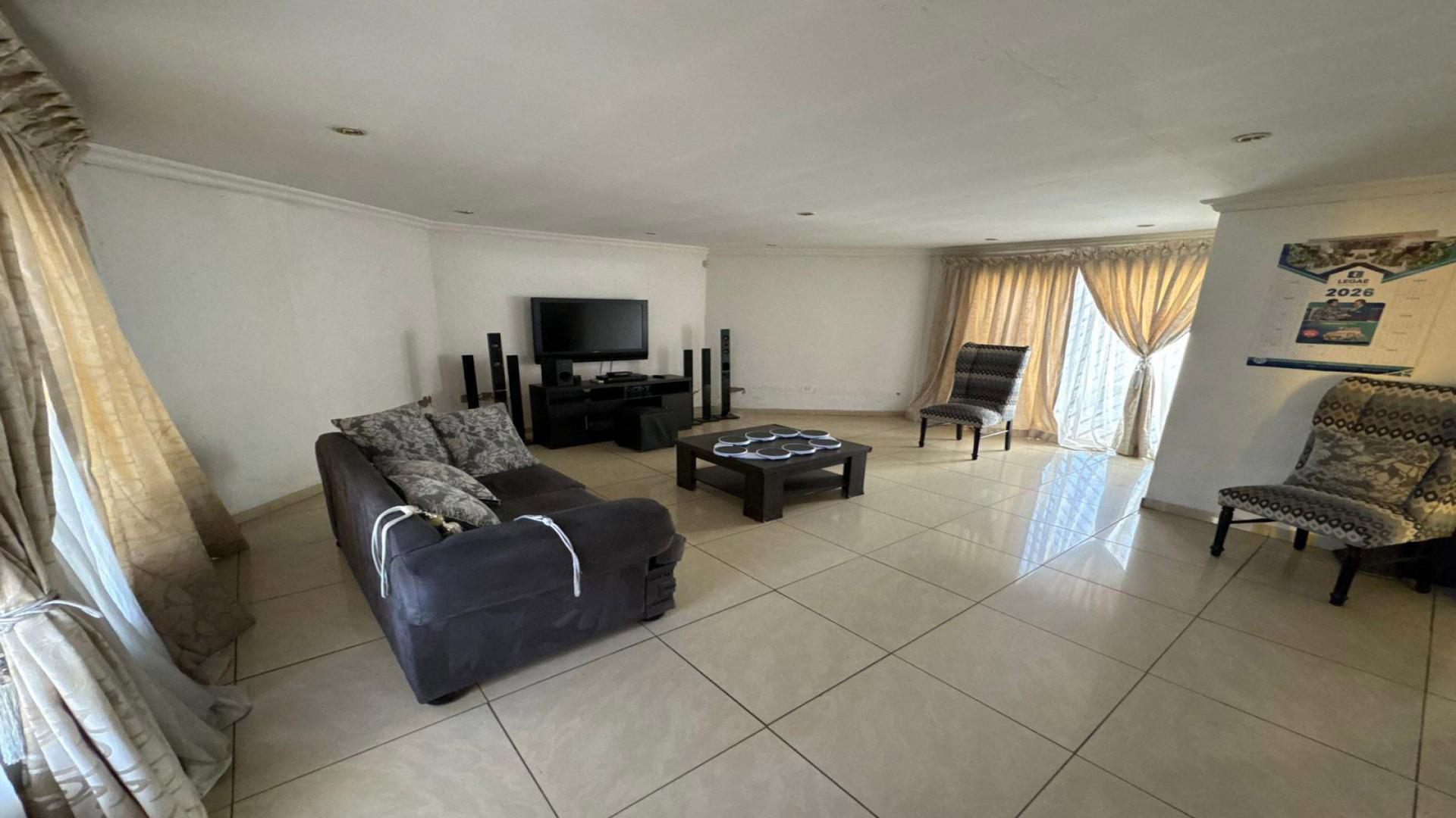 Lounges of property in Mondeor