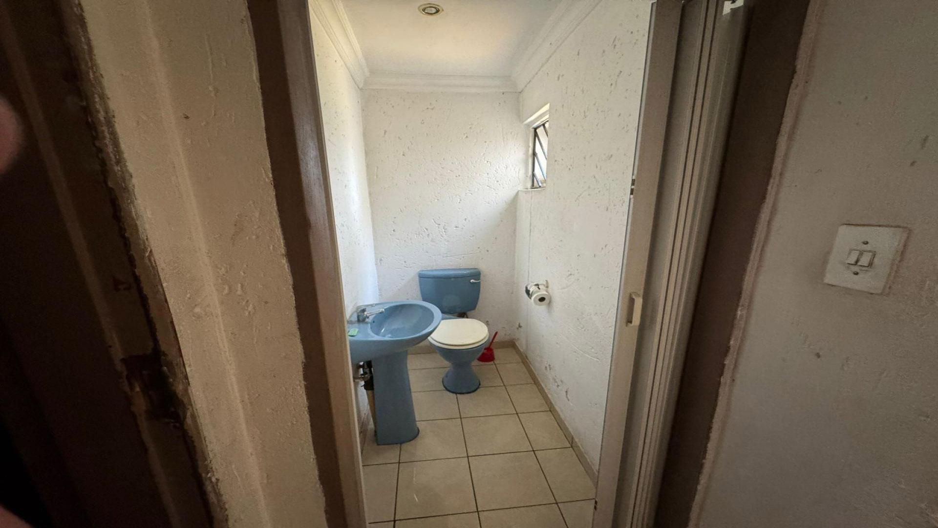 Bathroom 3+ of property in Mondeor