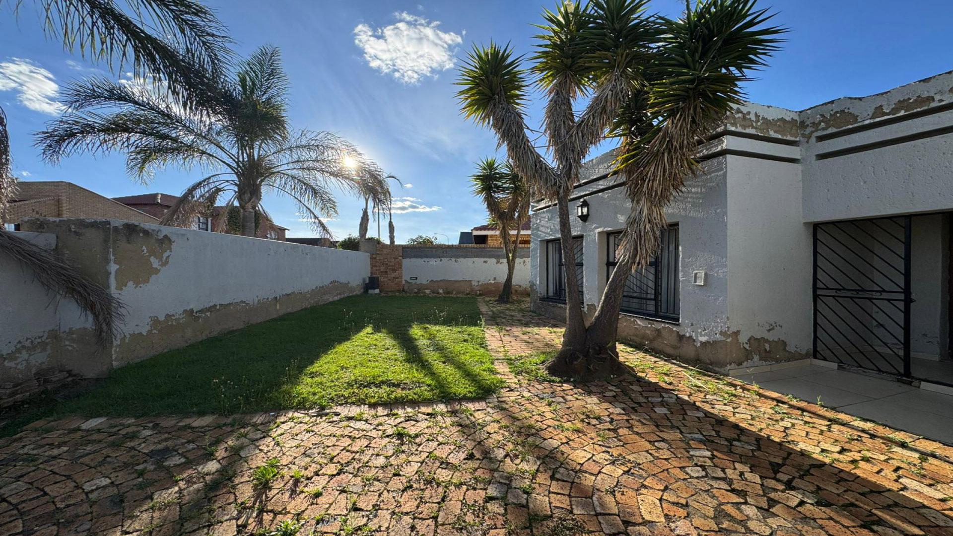 Backyard of property in Mondeor