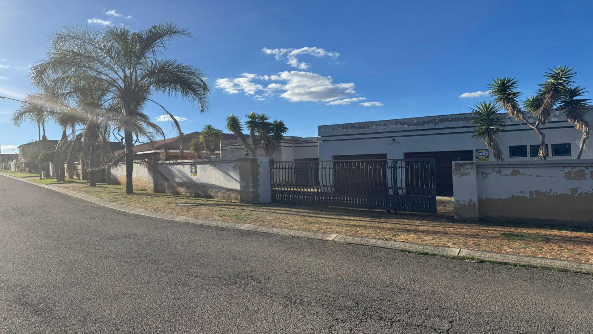 Front View of property in Mondeor