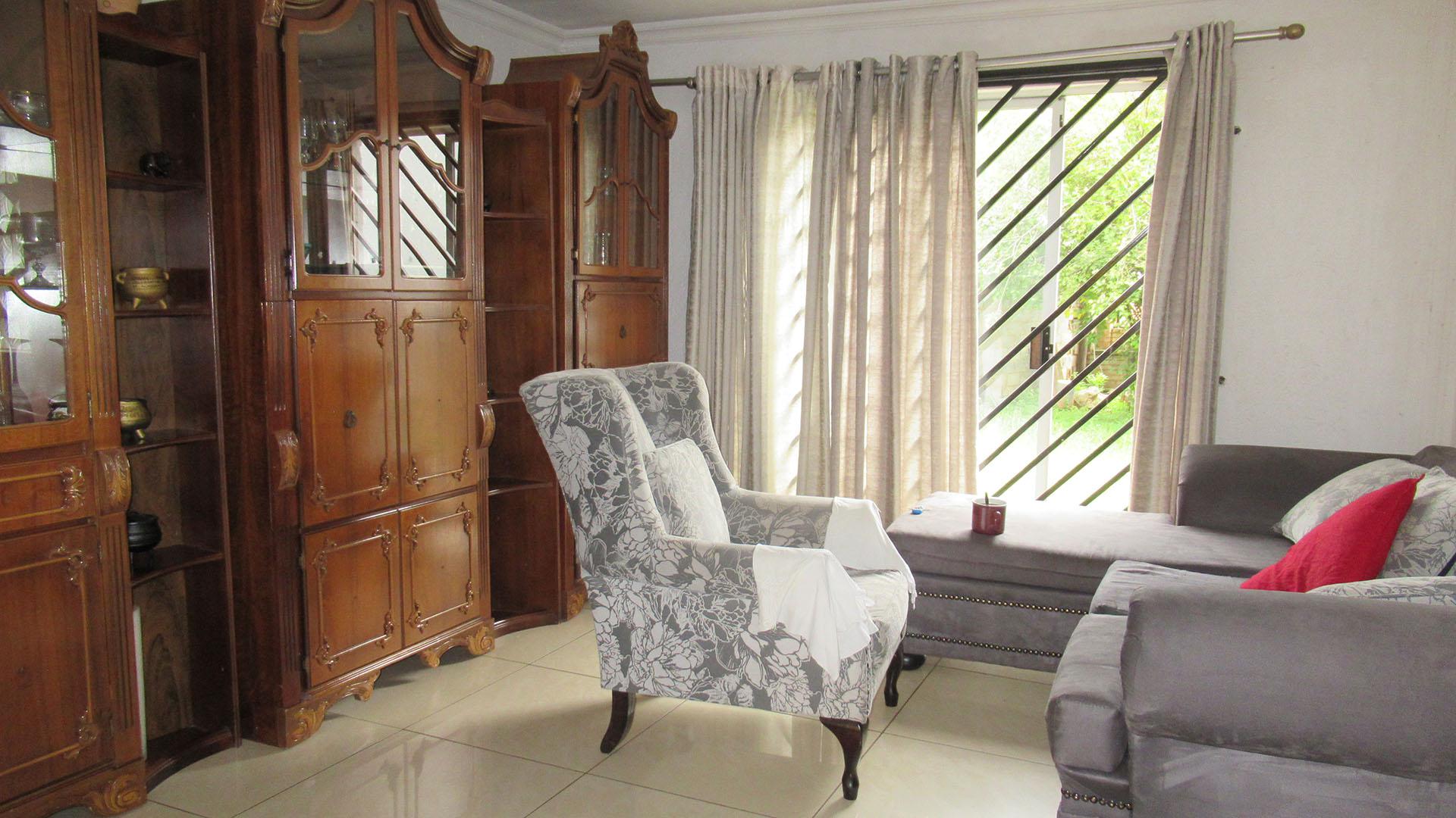 Lounges - 52 square meters of property in Mondeor