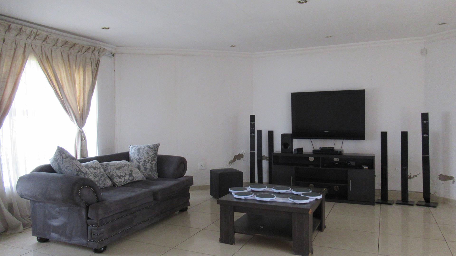 Lounges - 52 square meters of property in Mondeor