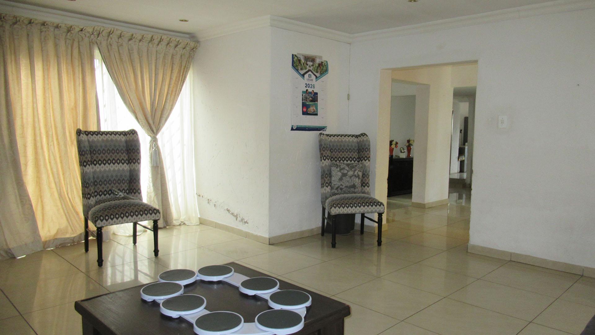 Lounges - 52 square meters of property in Mondeor