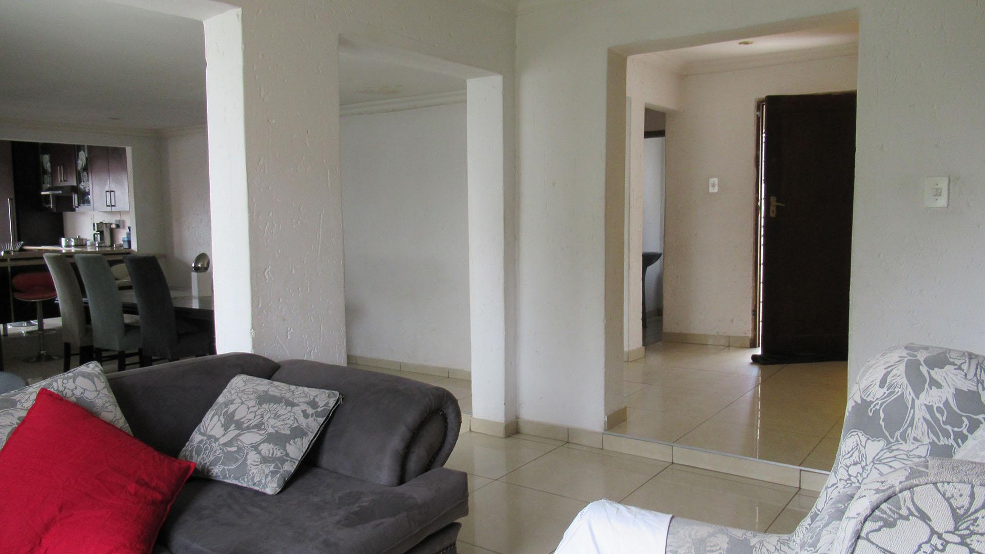 Lounges - 52 square meters of property in Mondeor