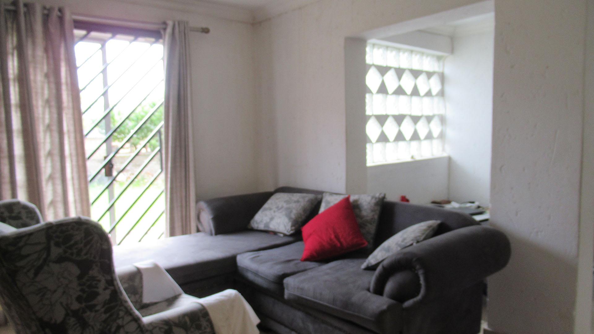 Lounges - 52 square meters of property in Mondeor