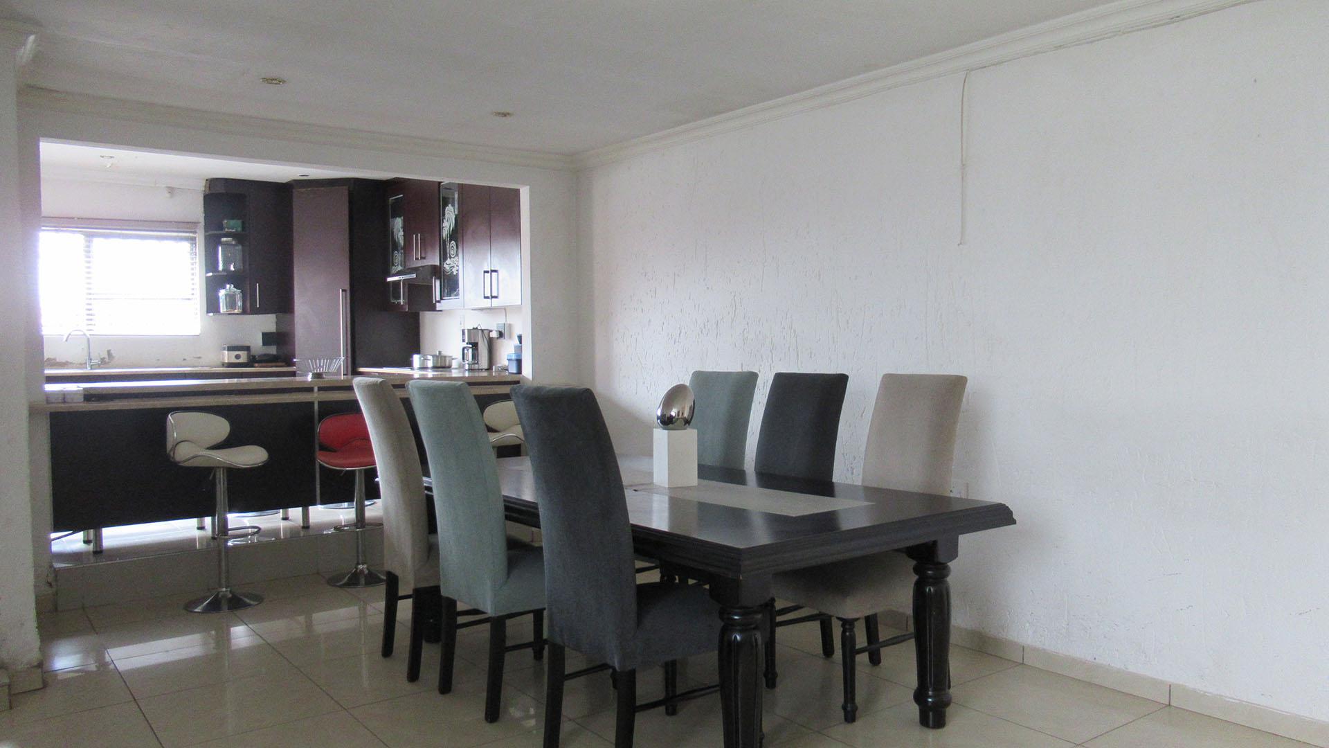 Dining Room - 23 square meters of property in Mondeor