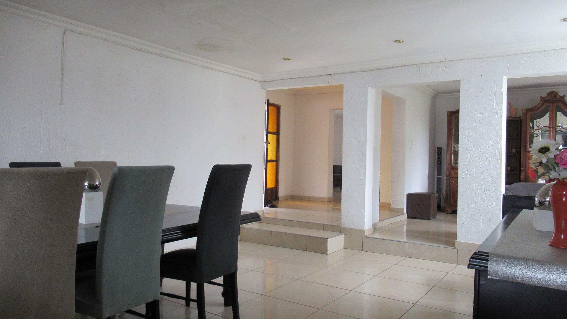 Dining Room - 23 square meters of property in Mondeor