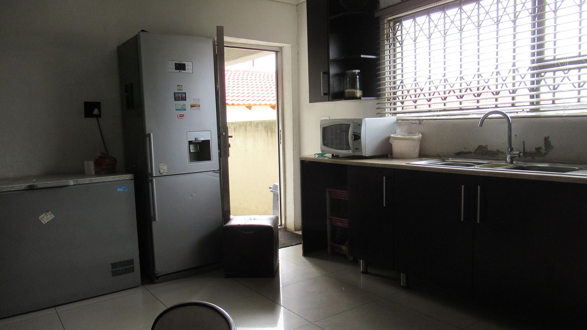 Kitchen - 18 square meters of property in Mondeor