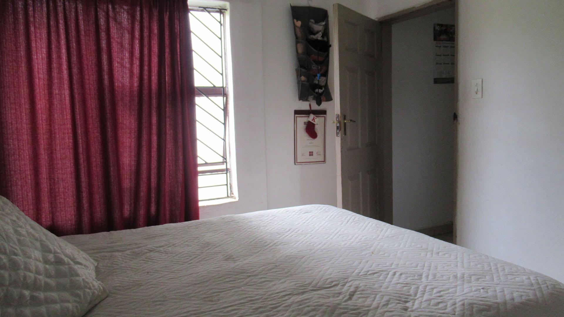 Bed Room 1 - 14 square meters of property in Mondeor