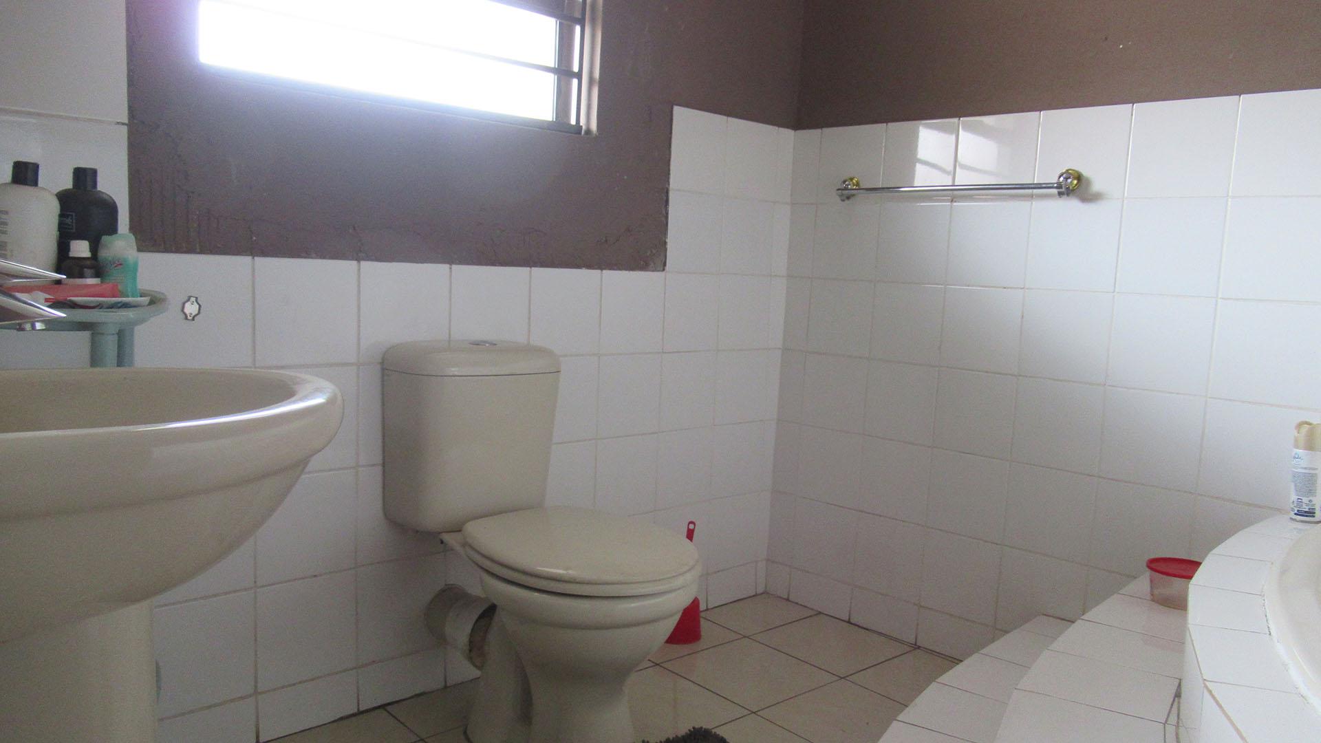Bathroom 1 - 7 square meters of property in Mondeor