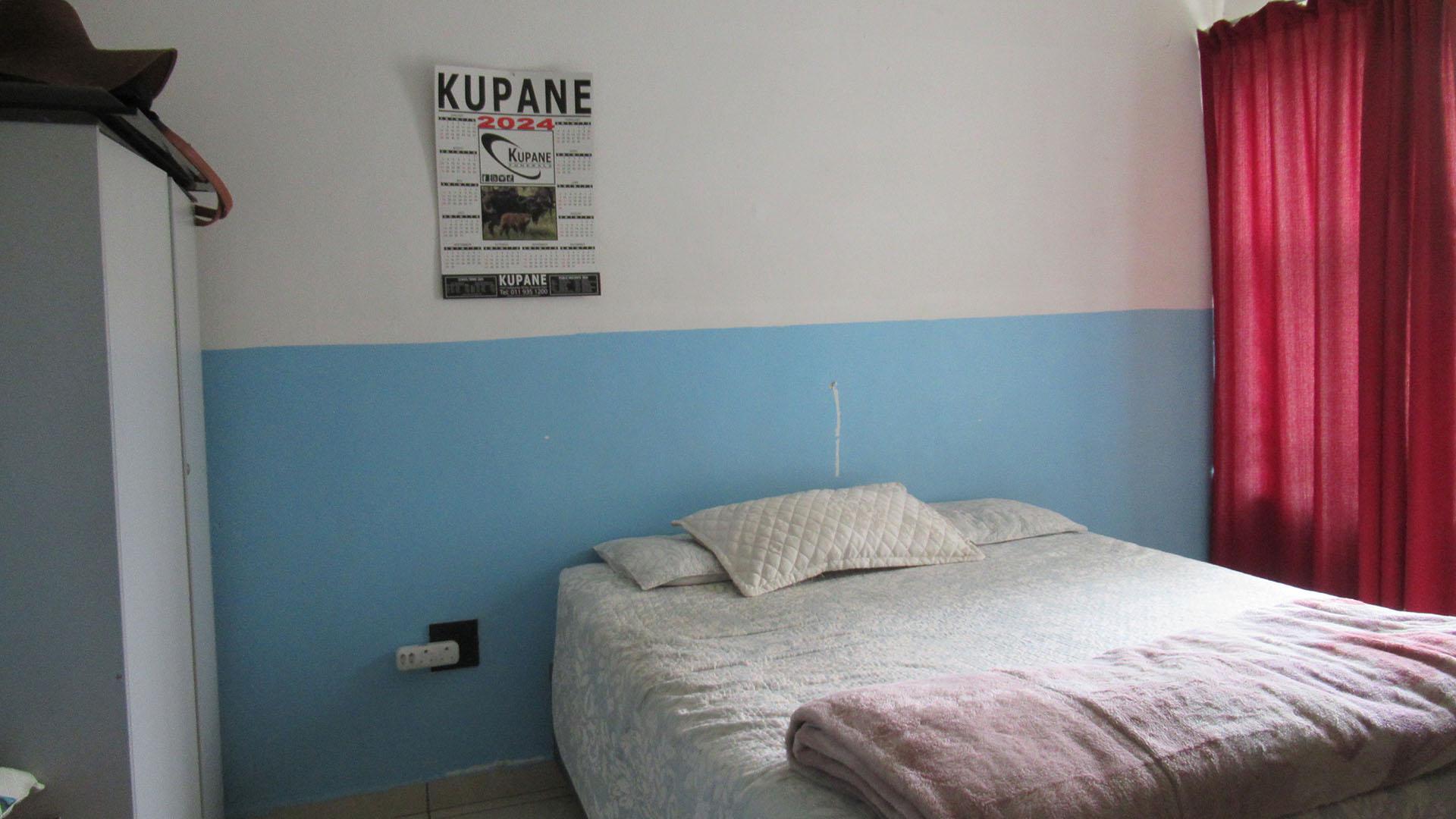 Bed Room 2 - 13 square meters of property in Mondeor