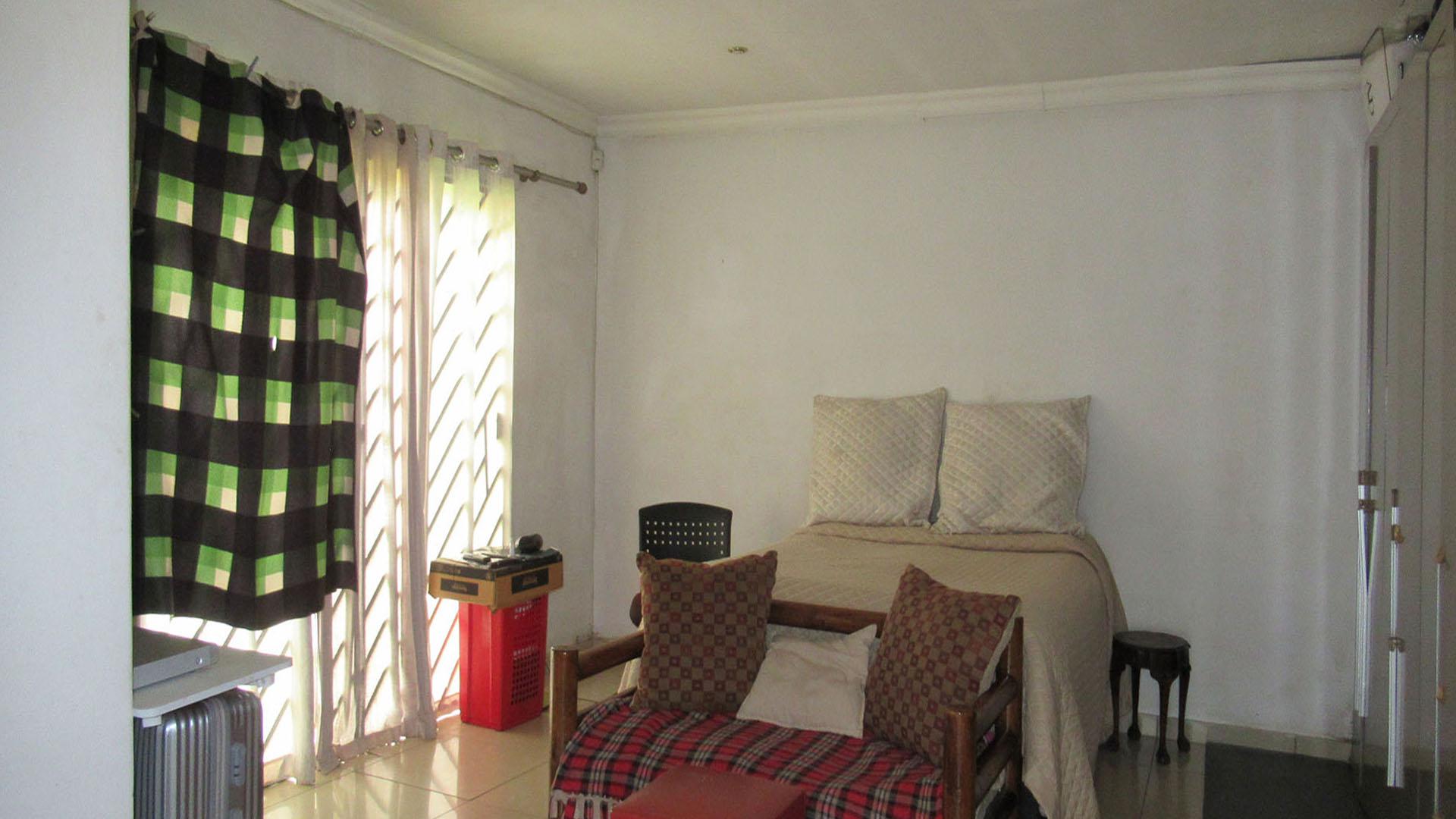 Main Bedroom - 26 square meters of property in Mondeor