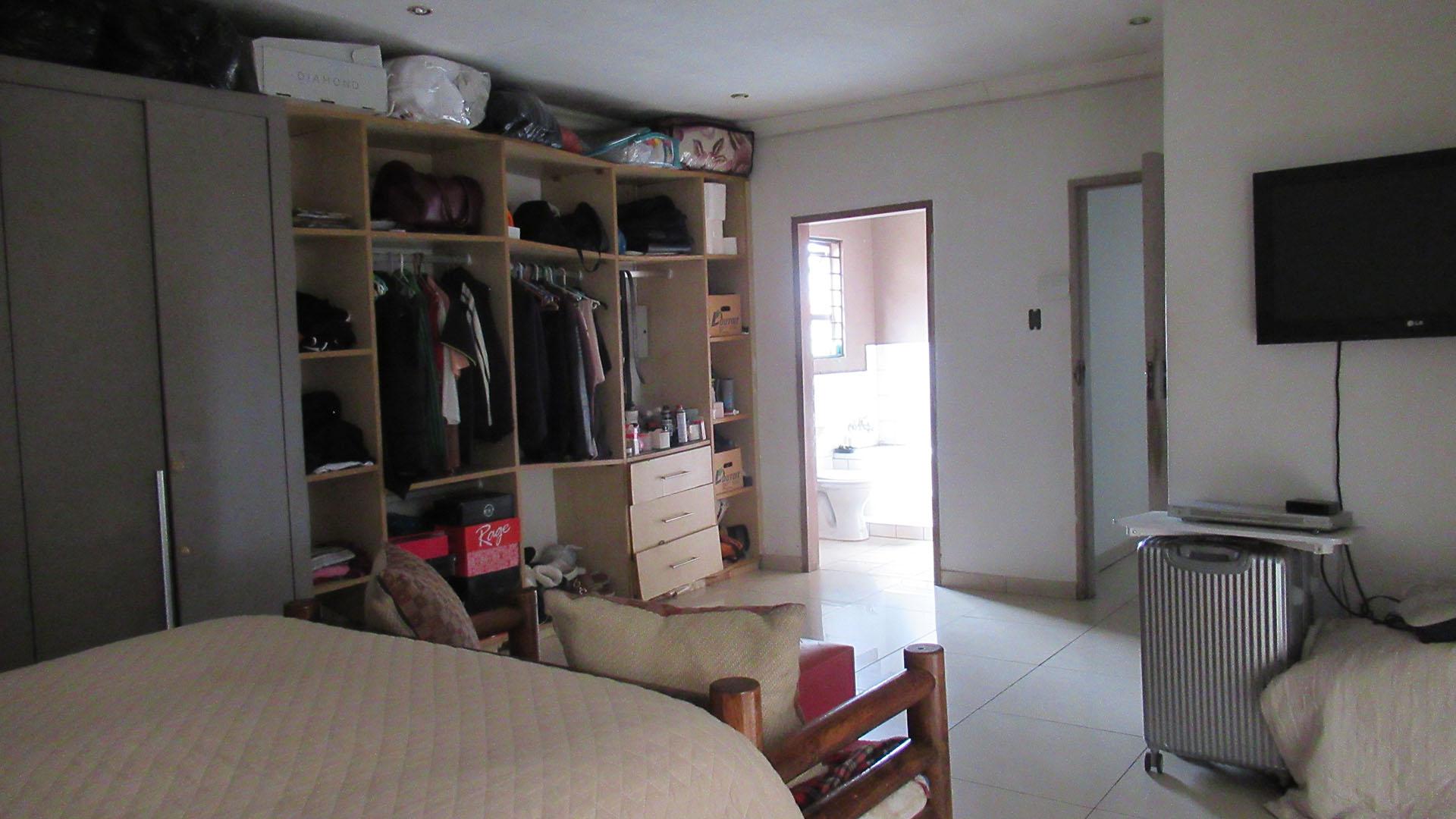 Main Bedroom - 26 square meters of property in Mondeor