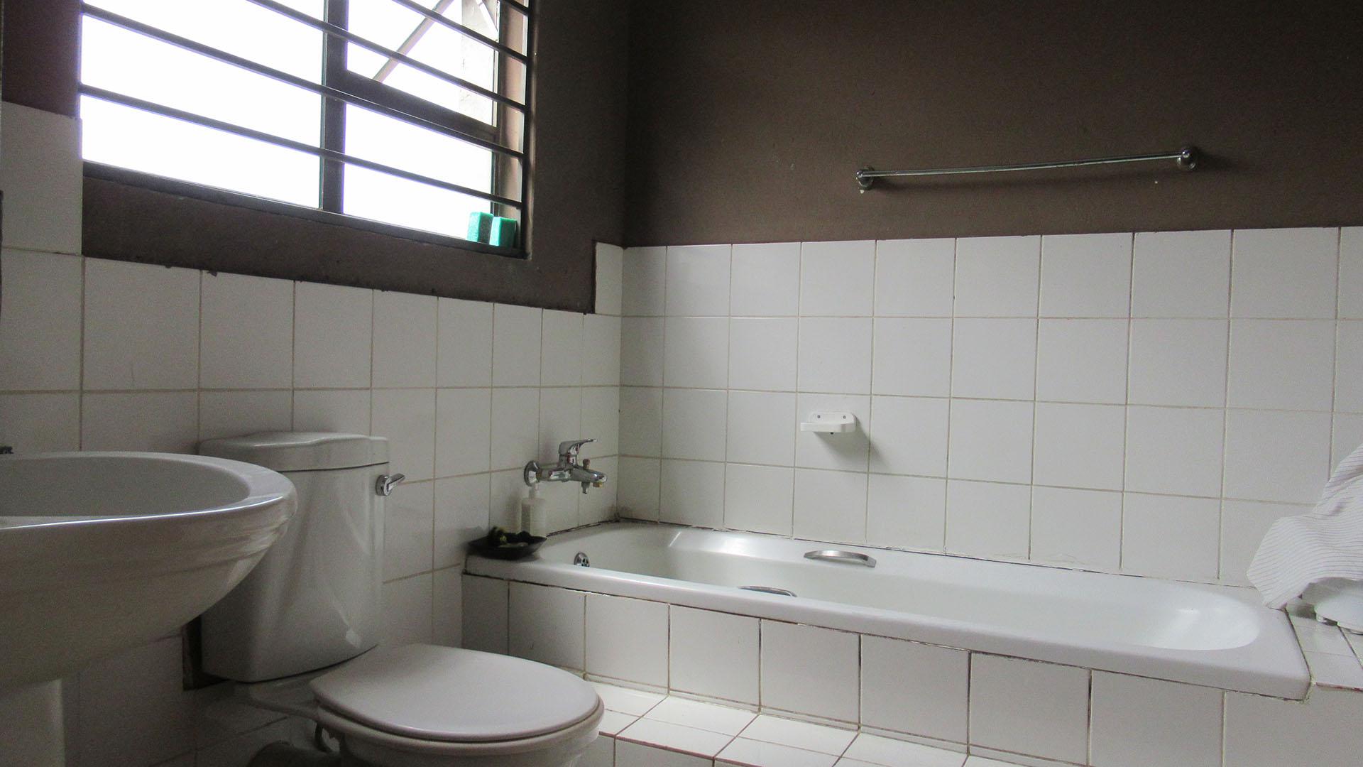 Main Bathroom - 5 square meters of property in Mondeor