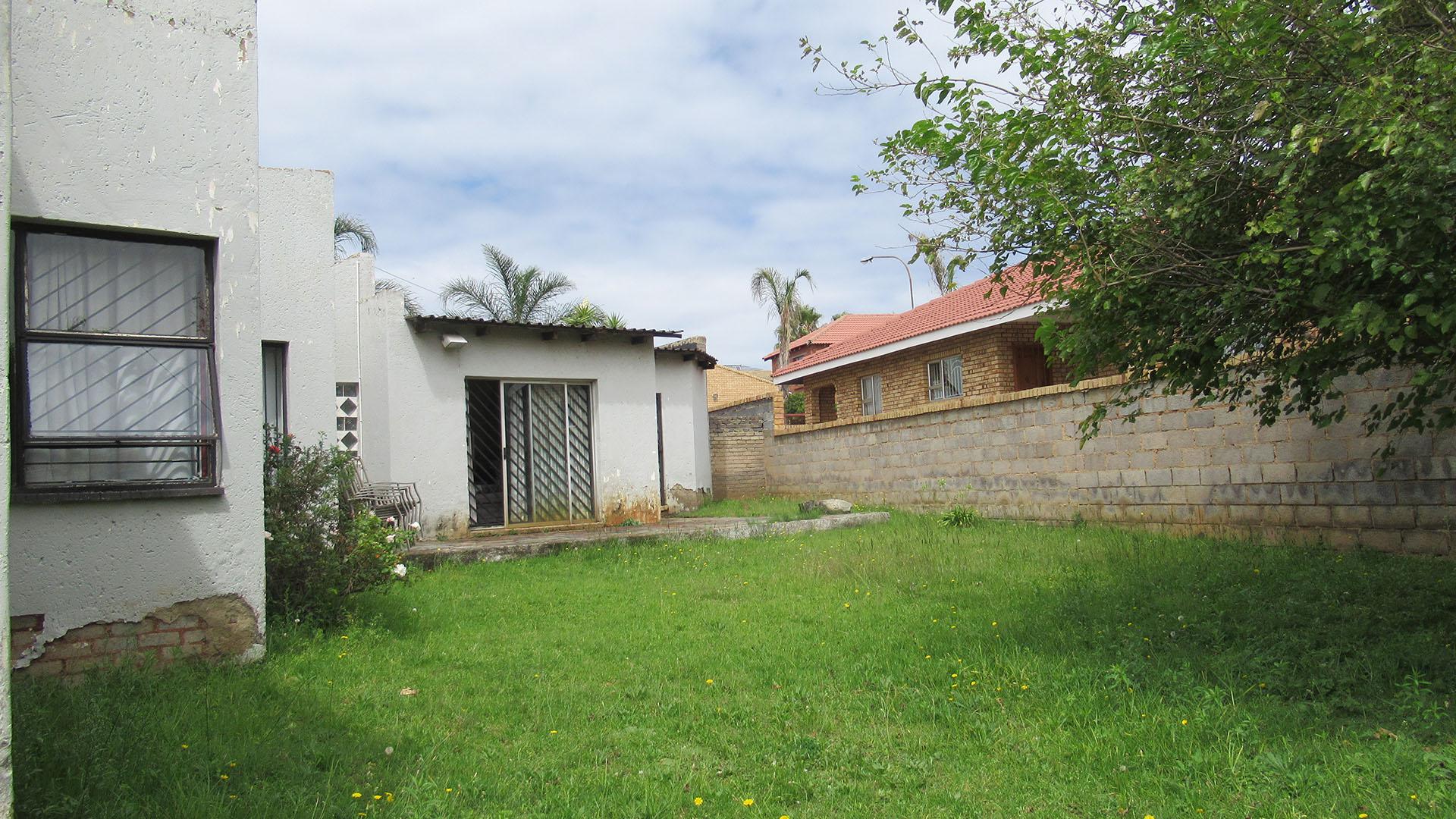 Backyard of property in Mondeor