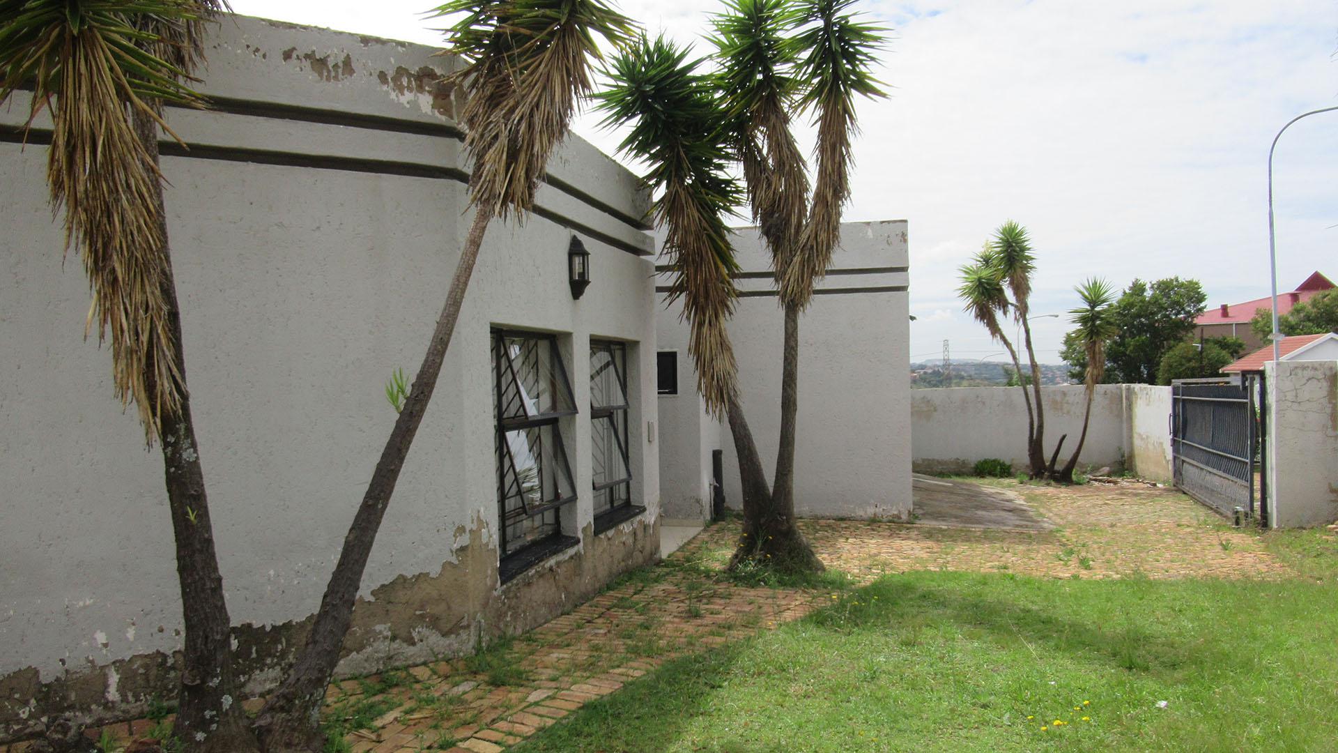 Front View of property in Mondeor