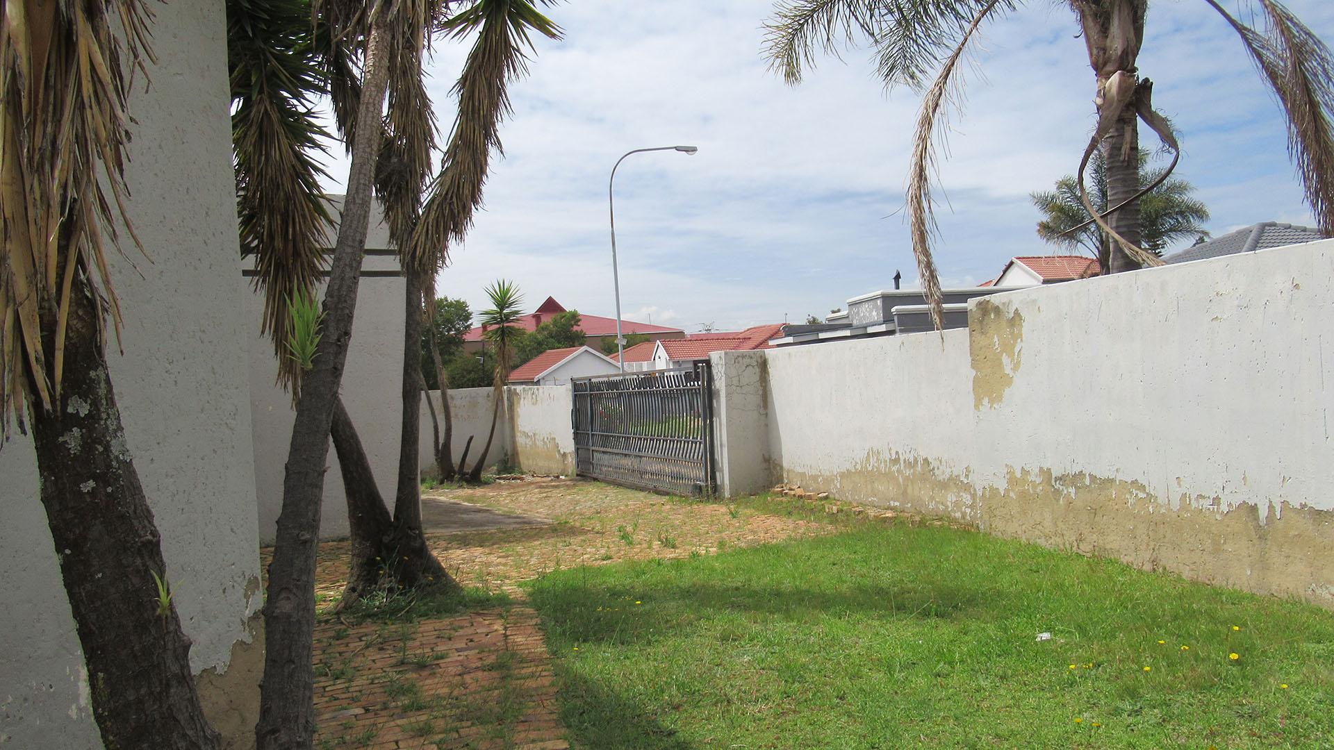 Front View of property in Mondeor