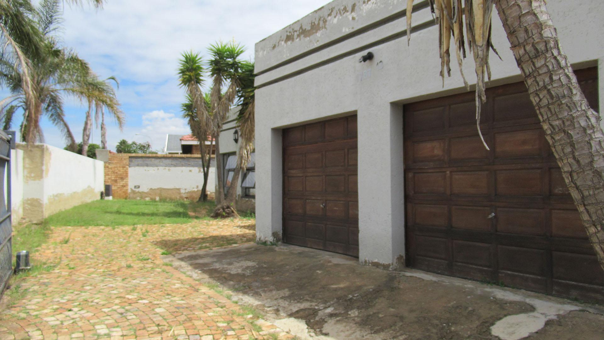 Front View of property in Mondeor