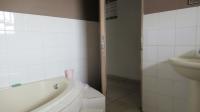 Bathroom 1 - 7 square meters of property in Mondeor