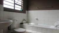 Main Bathroom - 5 square meters of property in Mondeor
