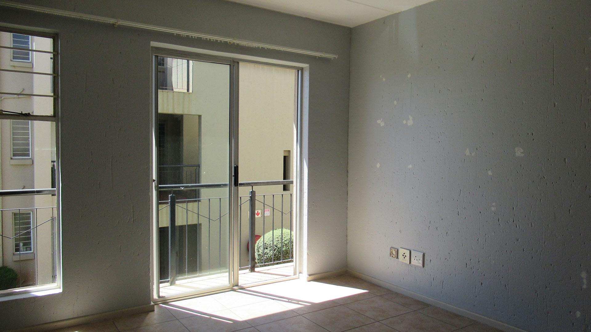 Lounges - 15 square meters of property in Klippoortje