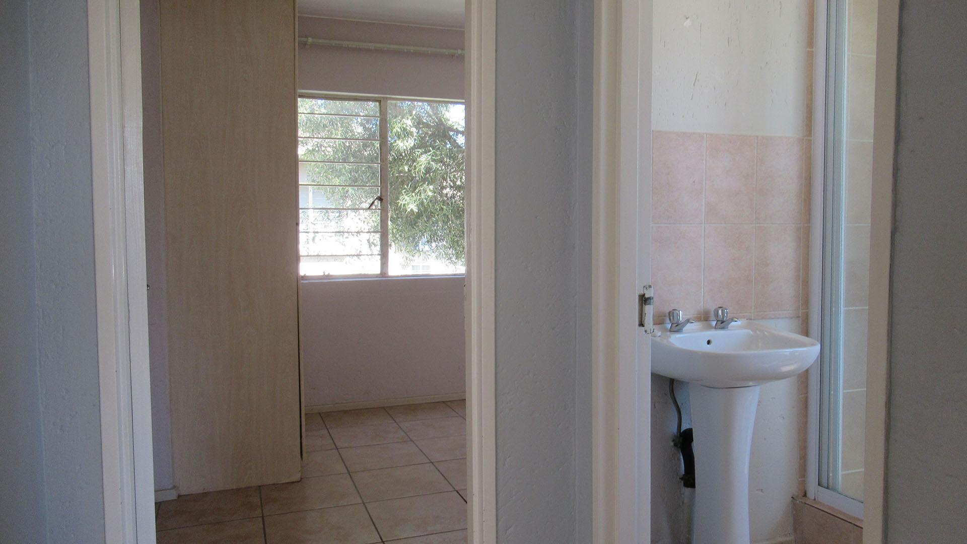 Bathroom 1 - 4 square meters of property in Klippoortje