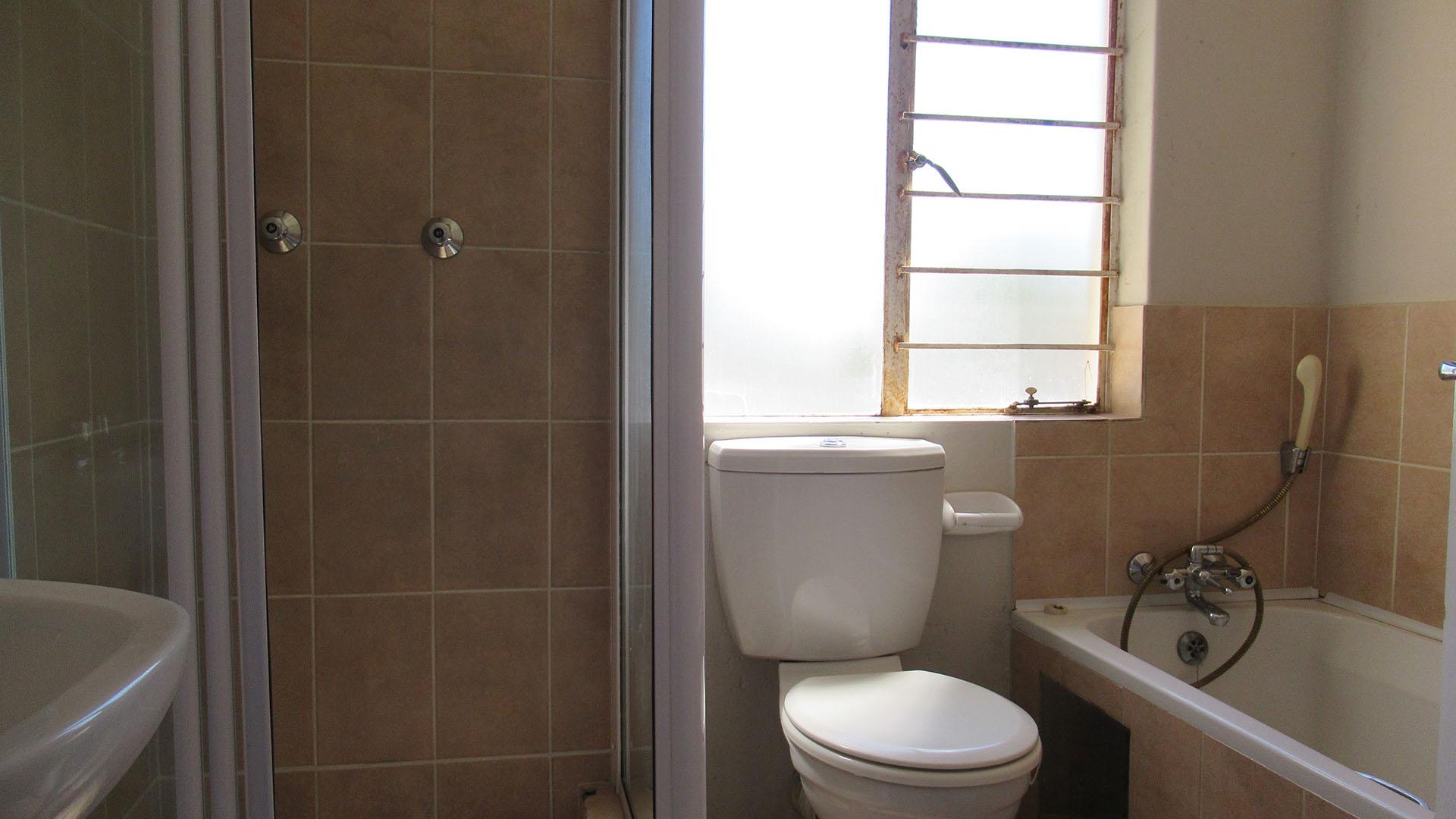 Bathroom 1 - 4 square meters of property in Klippoortje