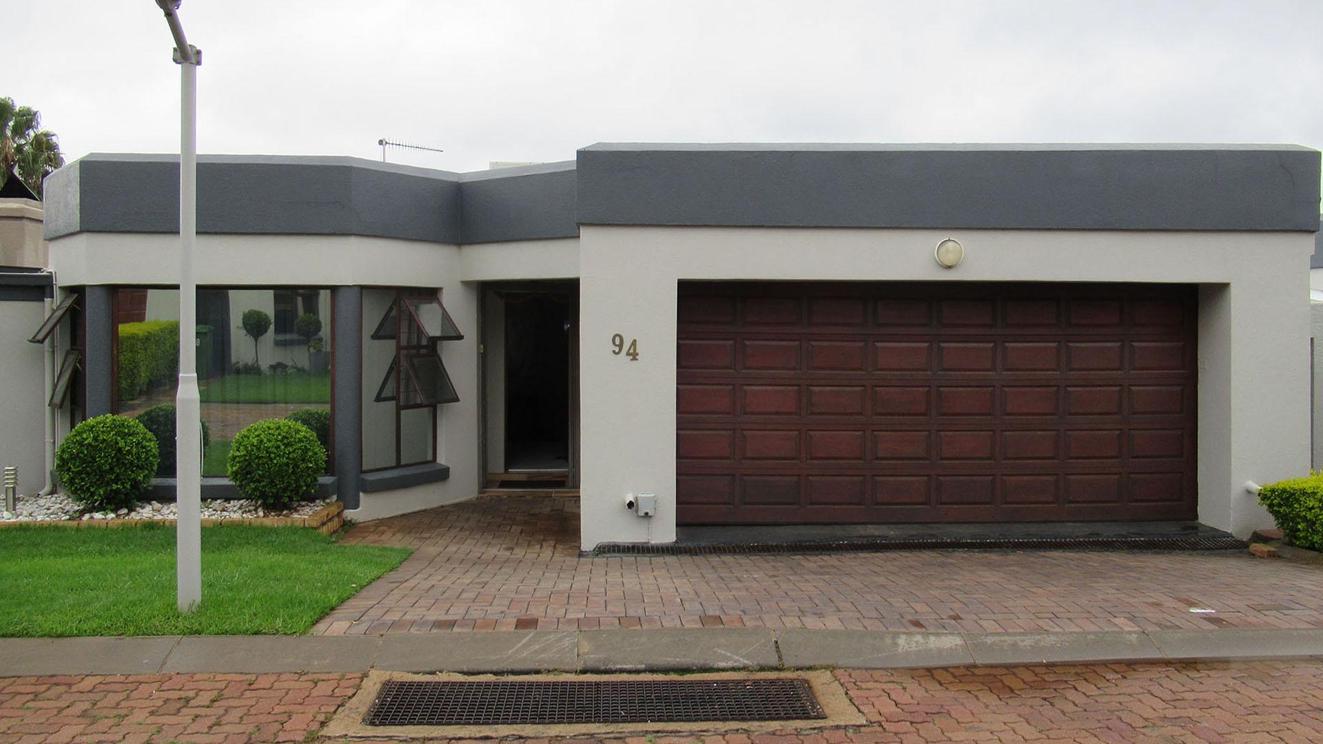 Front View of property in Paulshof